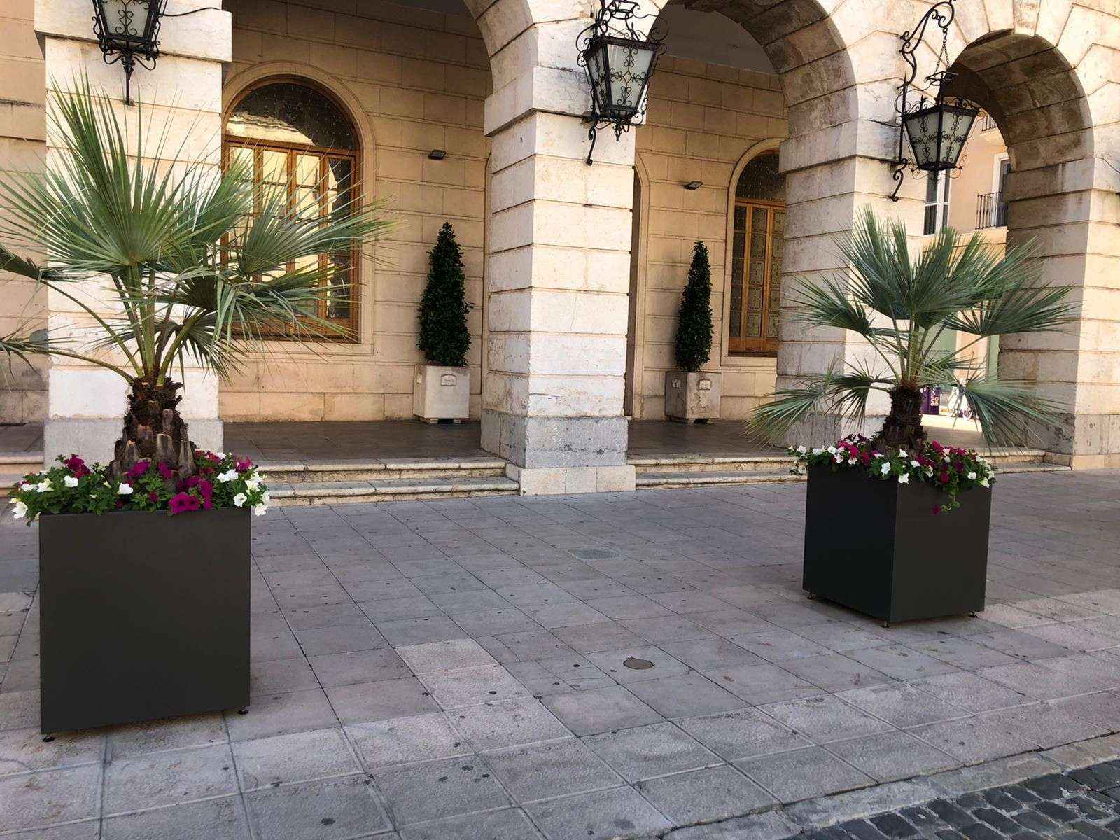 Instalación jardineras para protección peatonal y embellecimiento de Gandia, València
