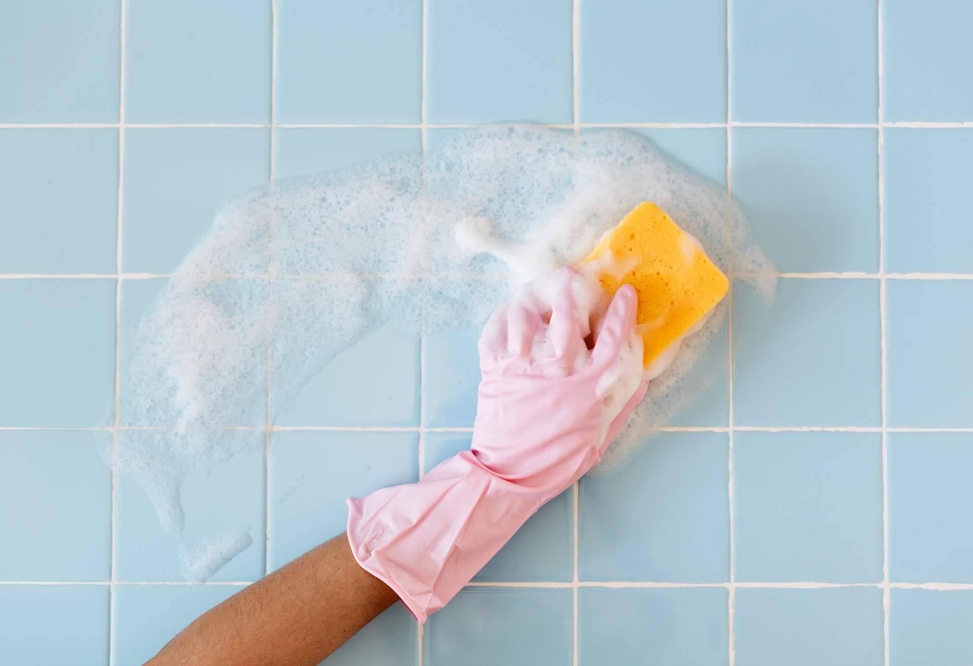 La arcilla blanca limpiadora es un producto que tiene diversos usos, por Cleaning Projects