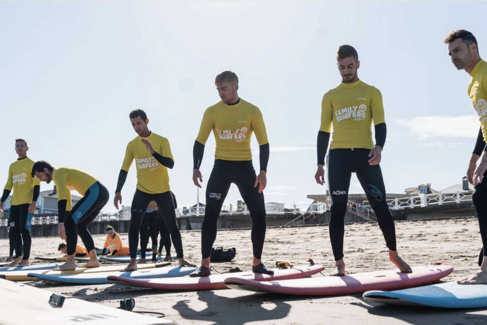Aprender las principales técnicas de surf con el curso de iniciación del surfcamp Family Surfers – Las Dunas