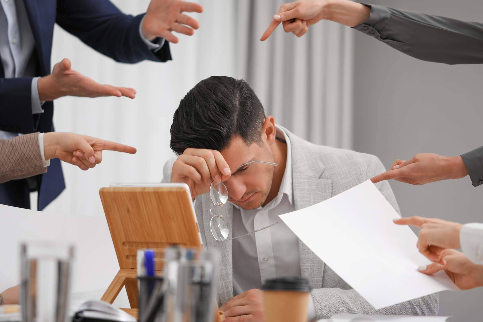 Denunciar el acoso laboral entre compañeros
