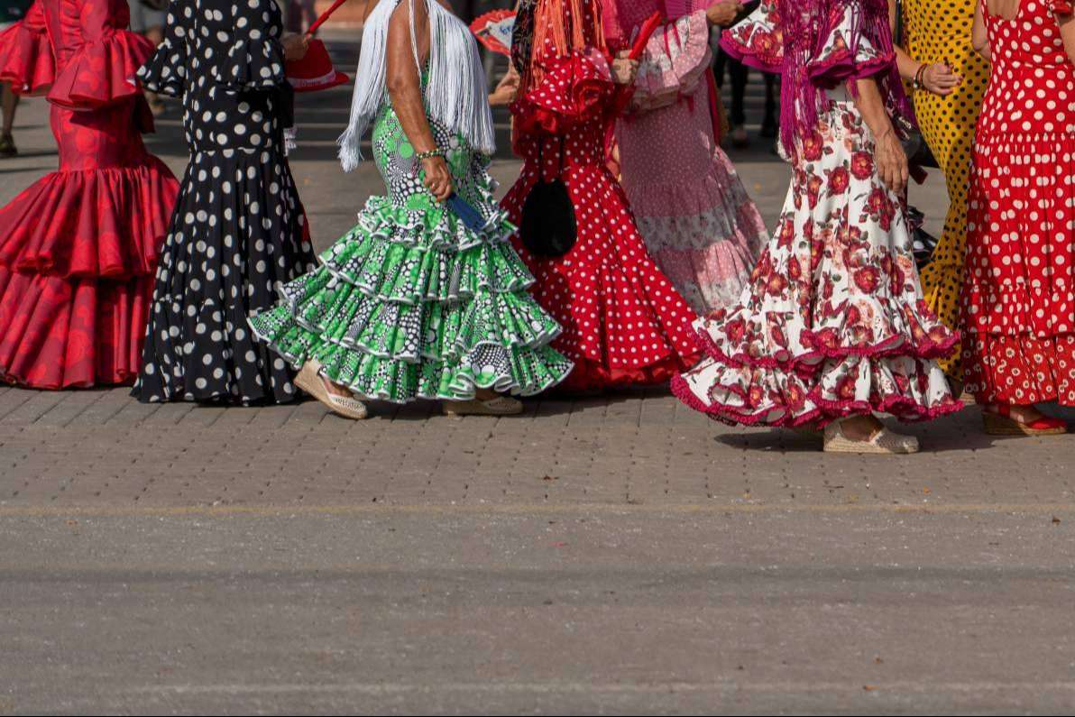 La falda rociera; el atuendo flamenco auténtico que refleja cultura y moda andaluza en Viva La Feria