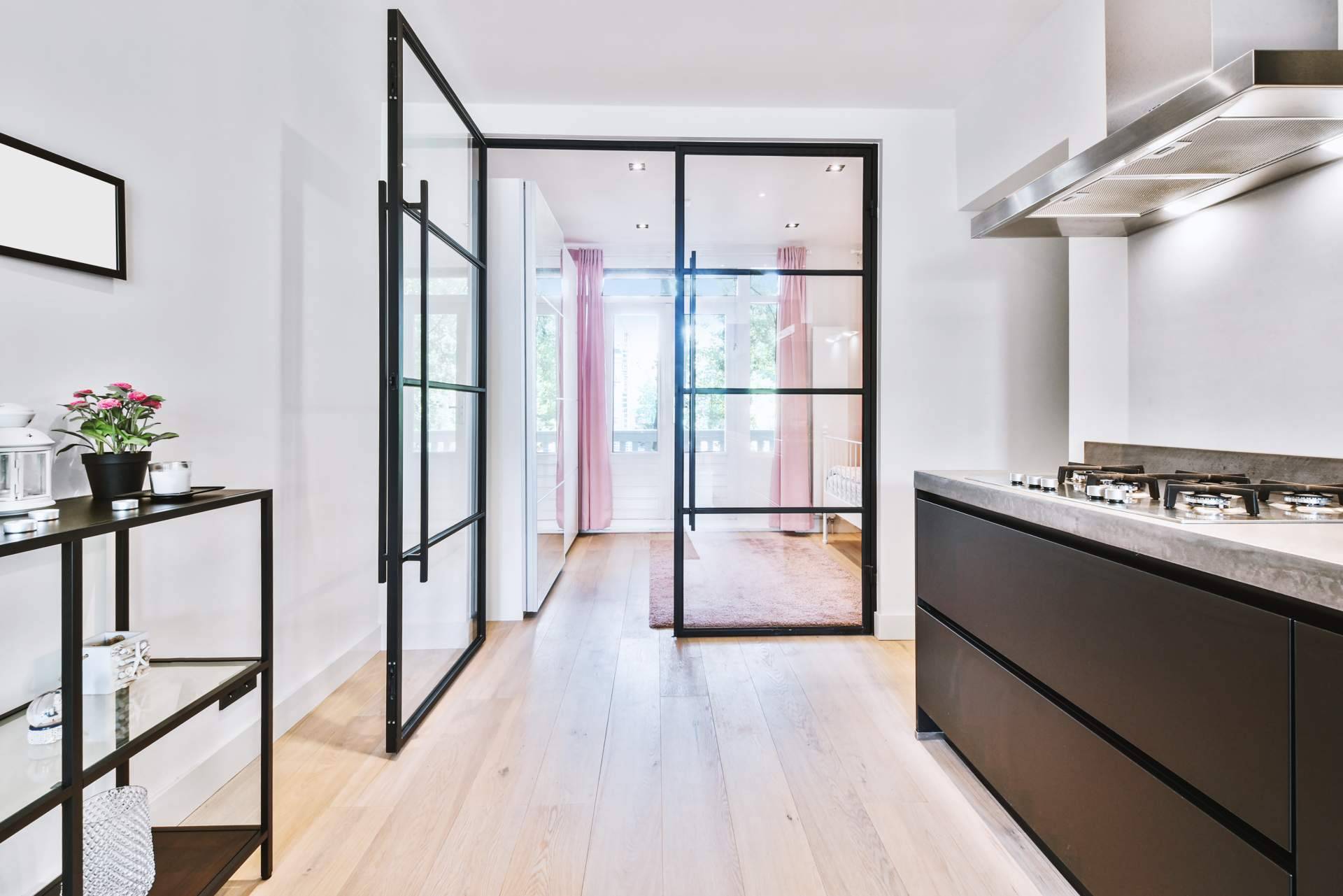 Cambiar las puertas interiores por otras de cristal abatible con Fácil Reformas