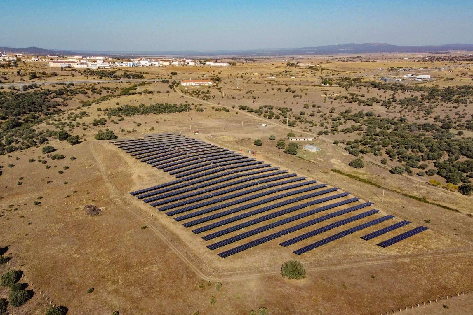 ¿Cómo puede ser la energía solar una solución sostenible para satisfacer las amplias necesidades energéticas locales?