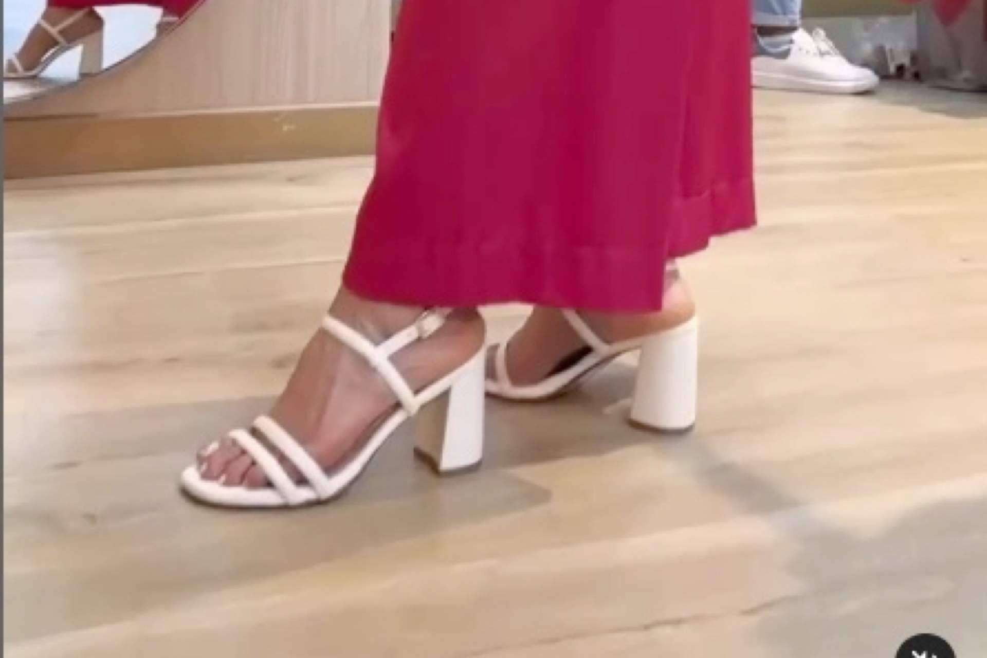 ¿Qué variedad de sandalias de moda ofrece la colección de Zavatty?