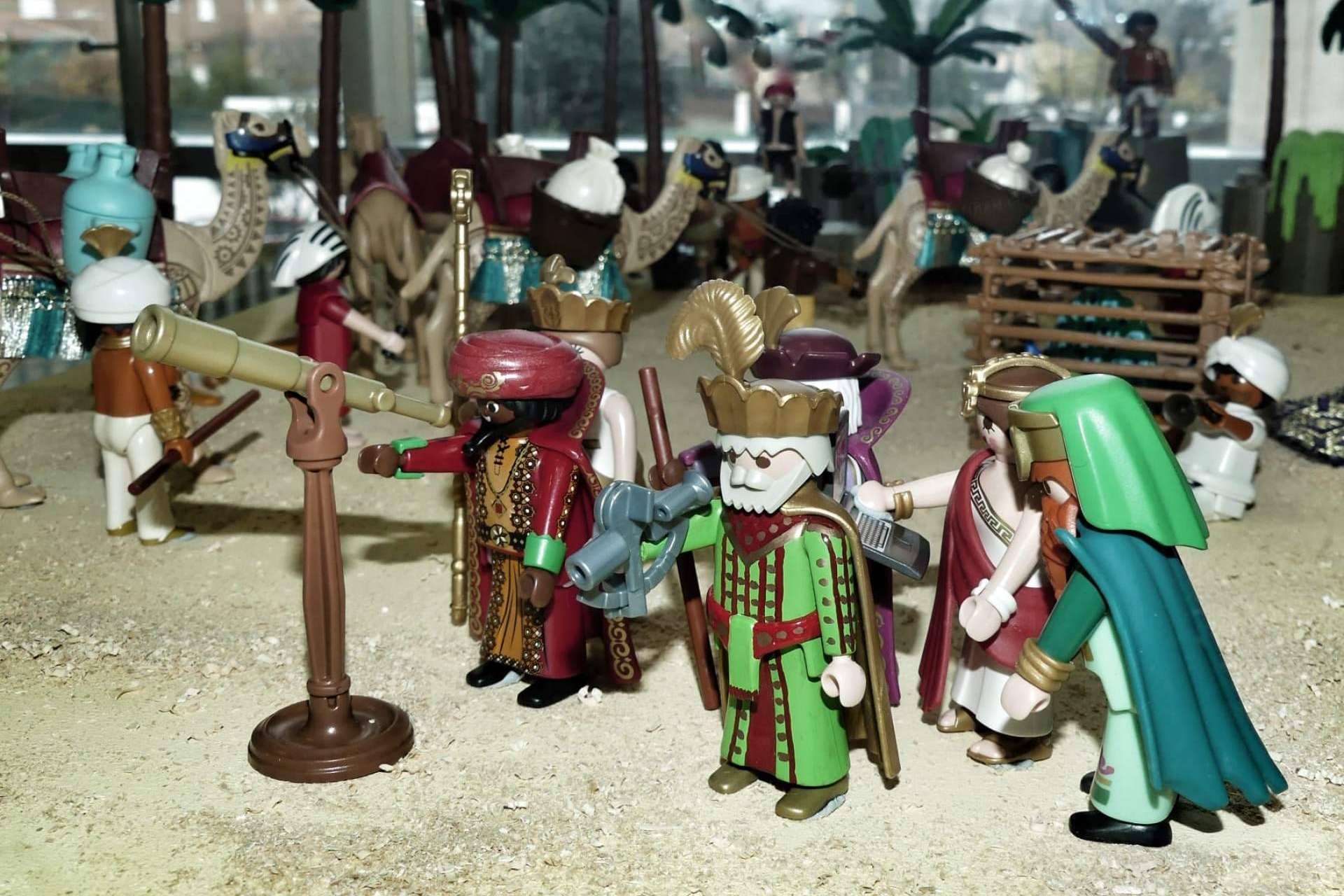 El Mercado de juguete de Madrid se adelanta a la Navidad con belenes y desfiles Star Wars