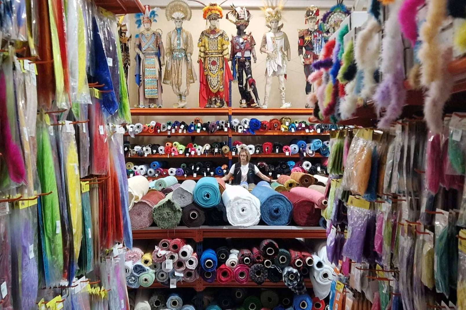 Conocer la tienda de Carnaval Almacenes Casa Ángel; conocida como un paraíso de color y creatividad