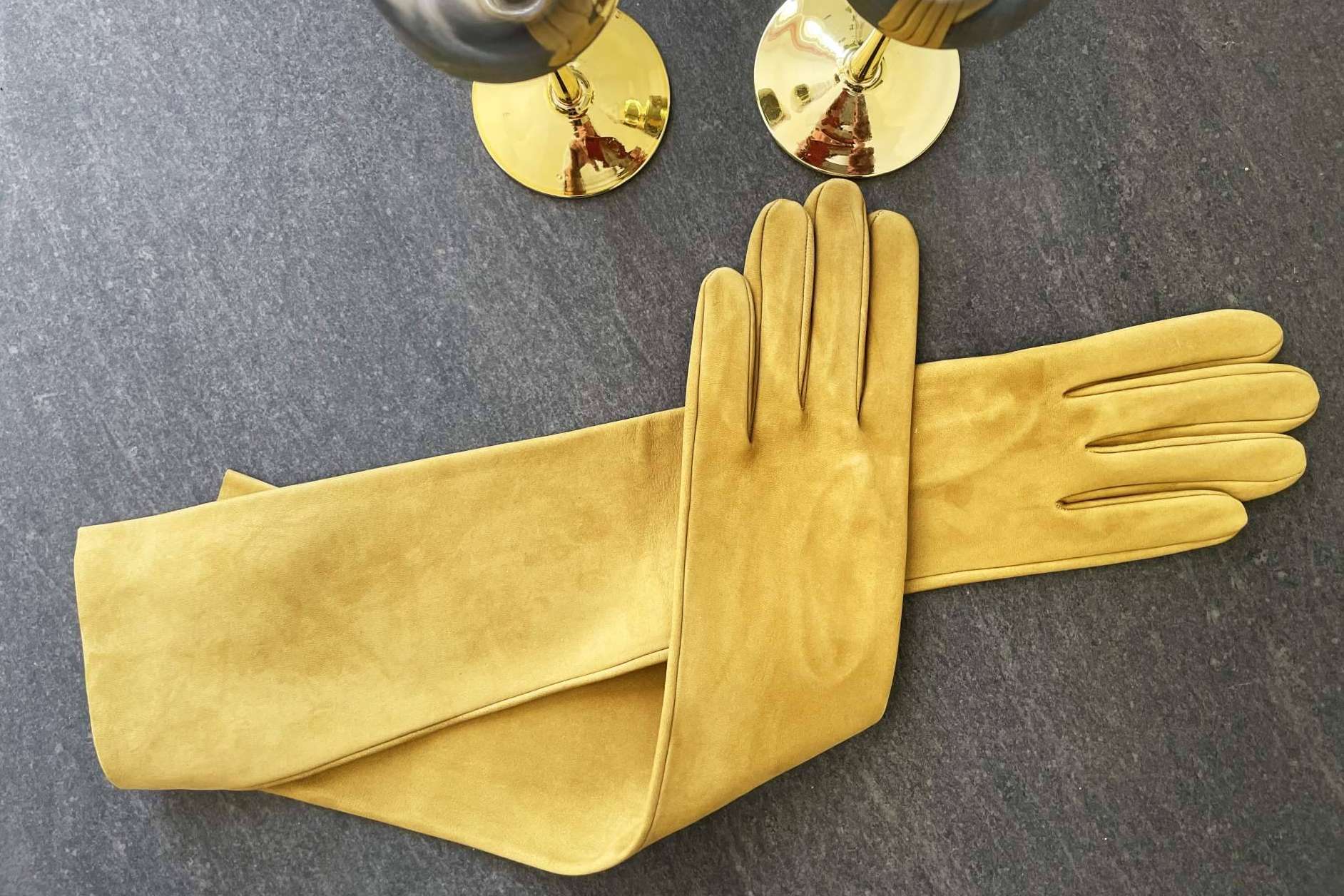 Guantes largos en looks cotidianos, una moda para seguir este invierno