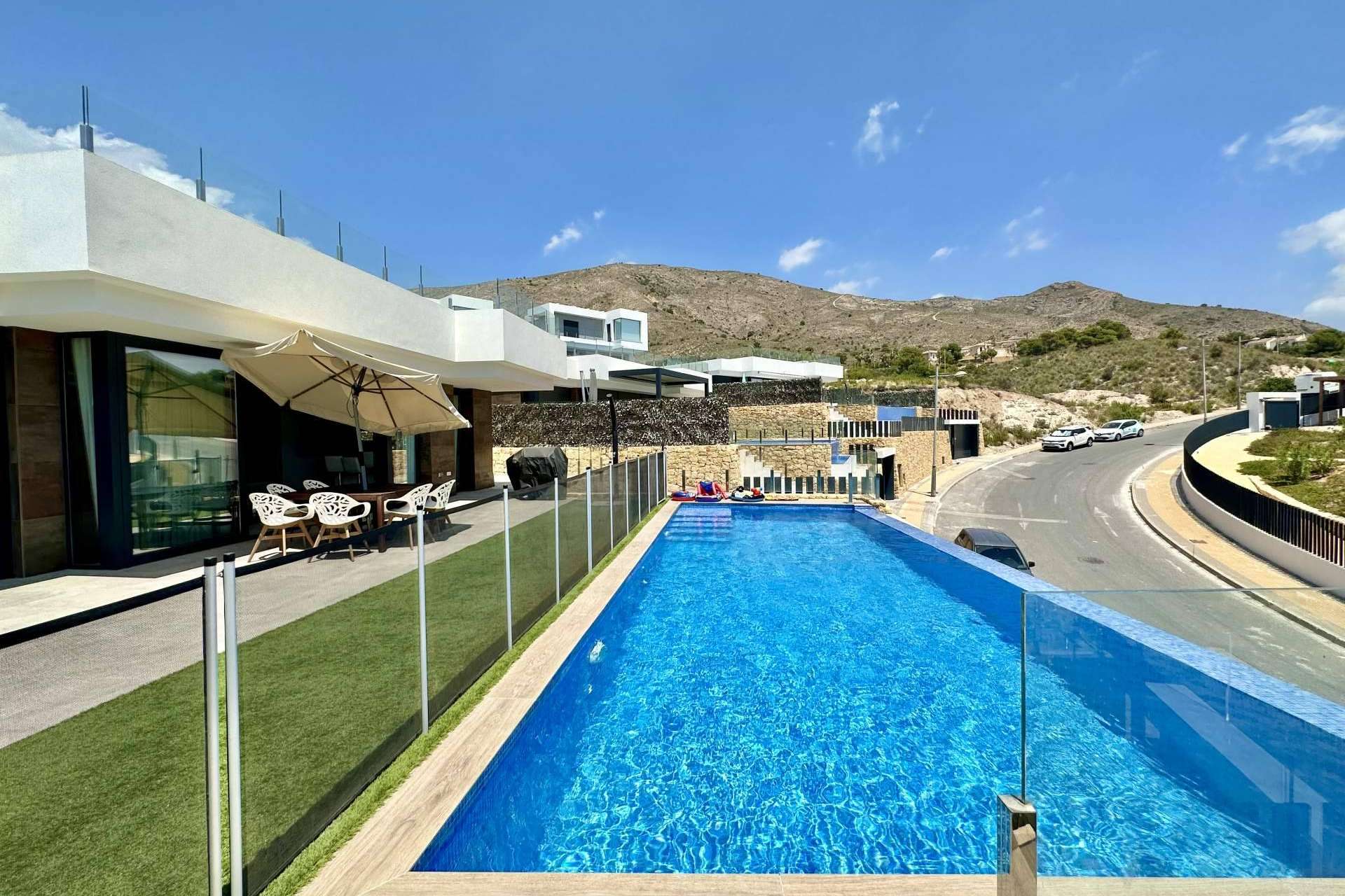 ¿Cómo encontrar un chalet de lujo en Finestrat? DinHjelper-RealEstate