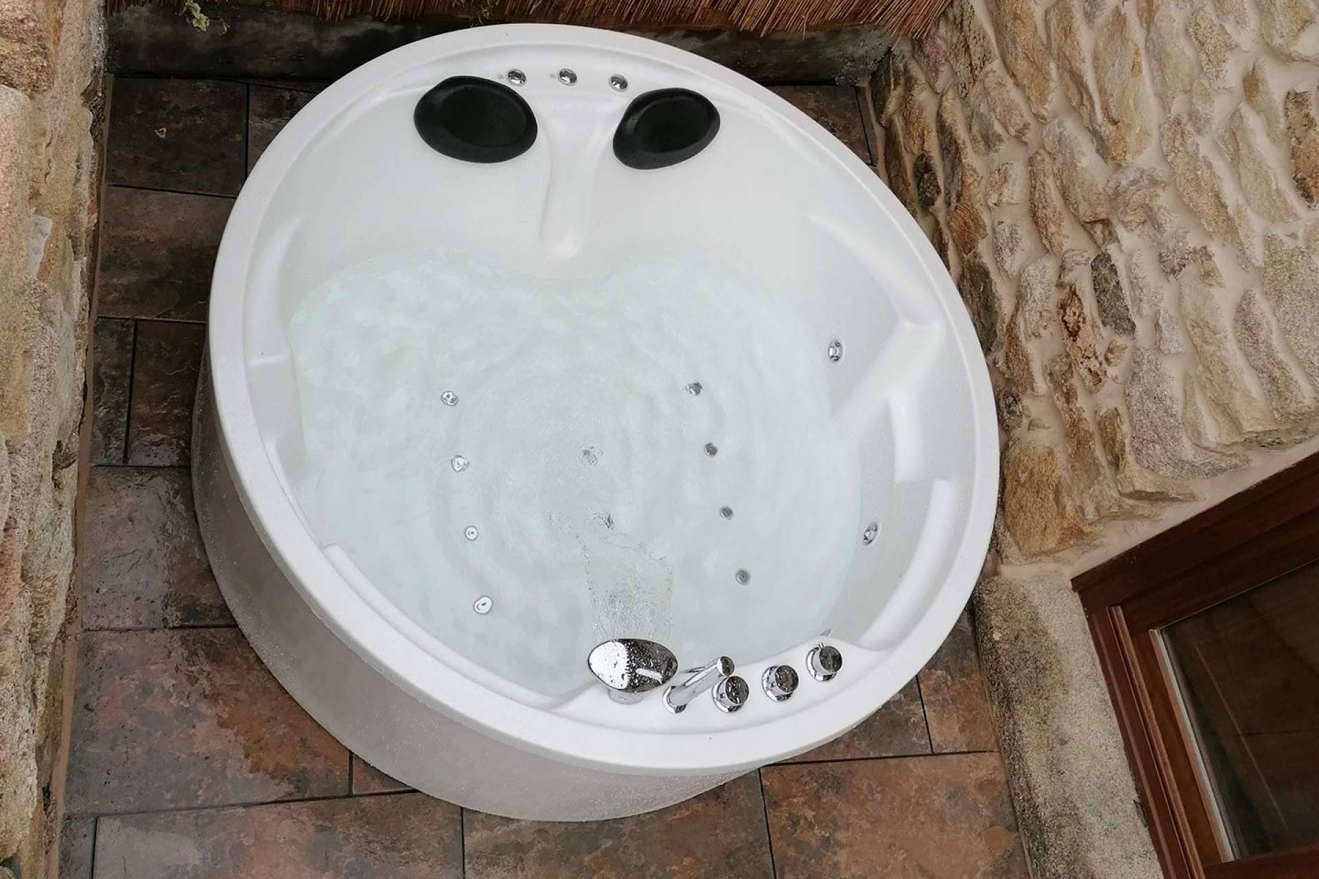 Para el relax, diseñar un rincón íntimo con las bañeras redondas de Hidromasajes Eca