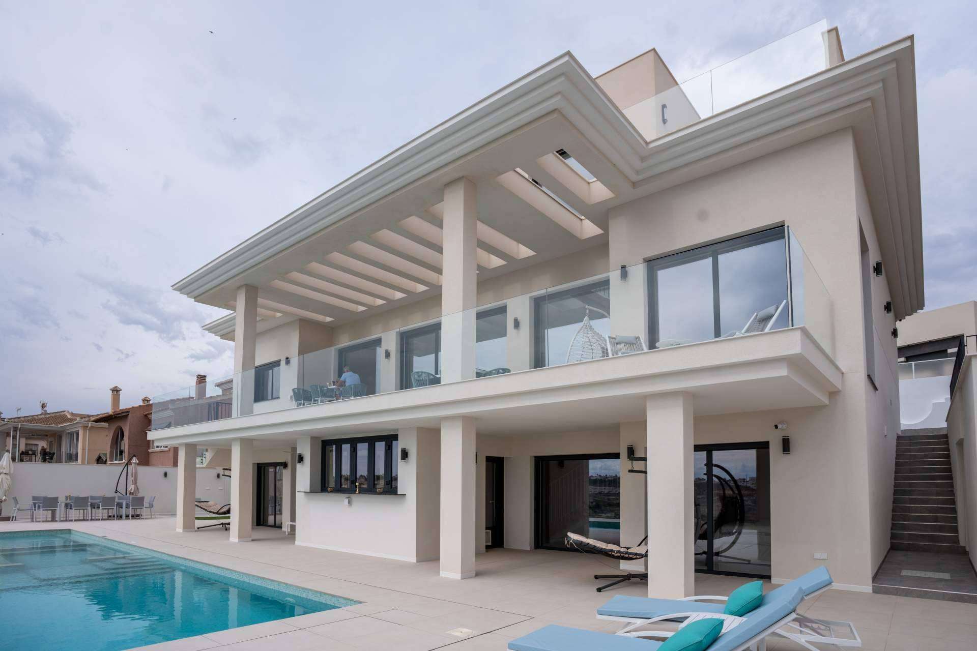 Pacheco Arquitectos convirtió una rehabilitación en una villa de lujo