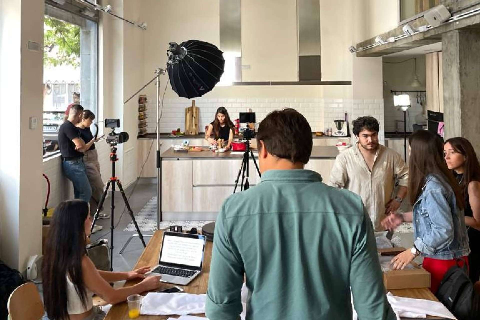 Alquiler de espacio de cocina para rodajes de publicidad, cine y producciones audiovisuales en Cocinea