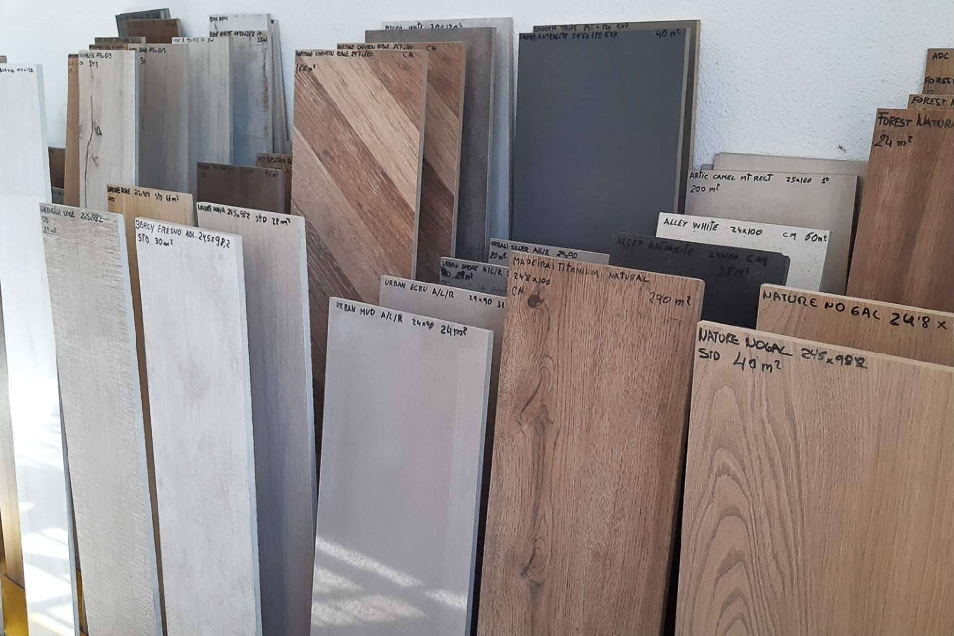 Artegres ofrece un extenso catálogo de azulejos de primeras marcas nacionales en liquidación