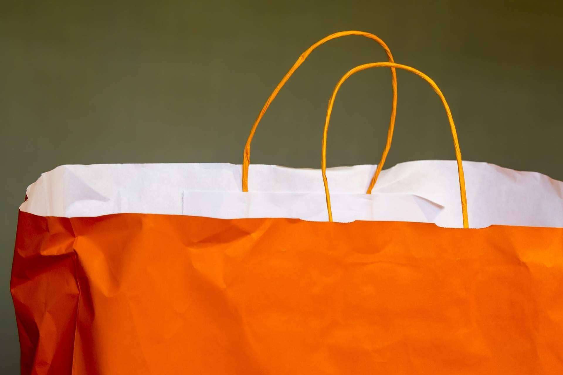Fabricación de una bolsa de papel de asa rizada, un proceso ecoamigable