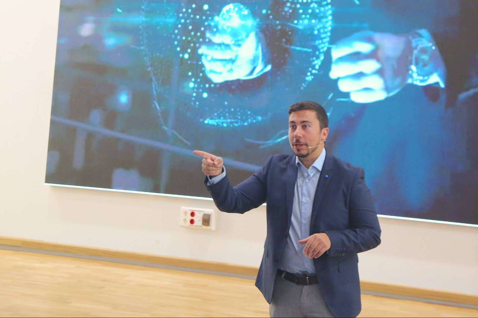 Hacer 4 fotos con el móvil y subirlas a Idealista no es comercializar un inmueble. Delavera (consultora inmobiliaria) da su estrategia
