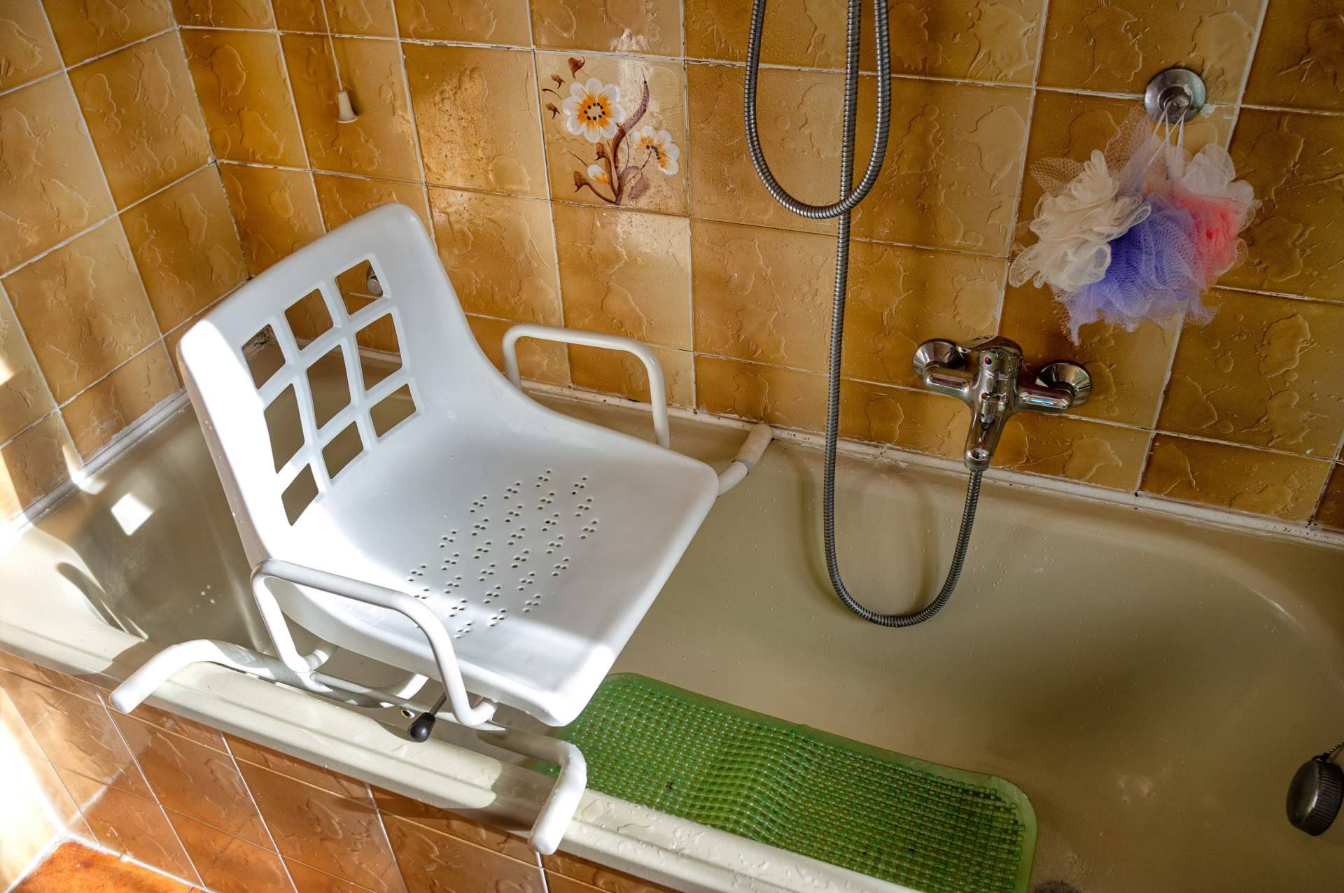 Ortopedia Para Ti sobre los beneficios de la silla giratoria bañera para las personas con movilidad reducida