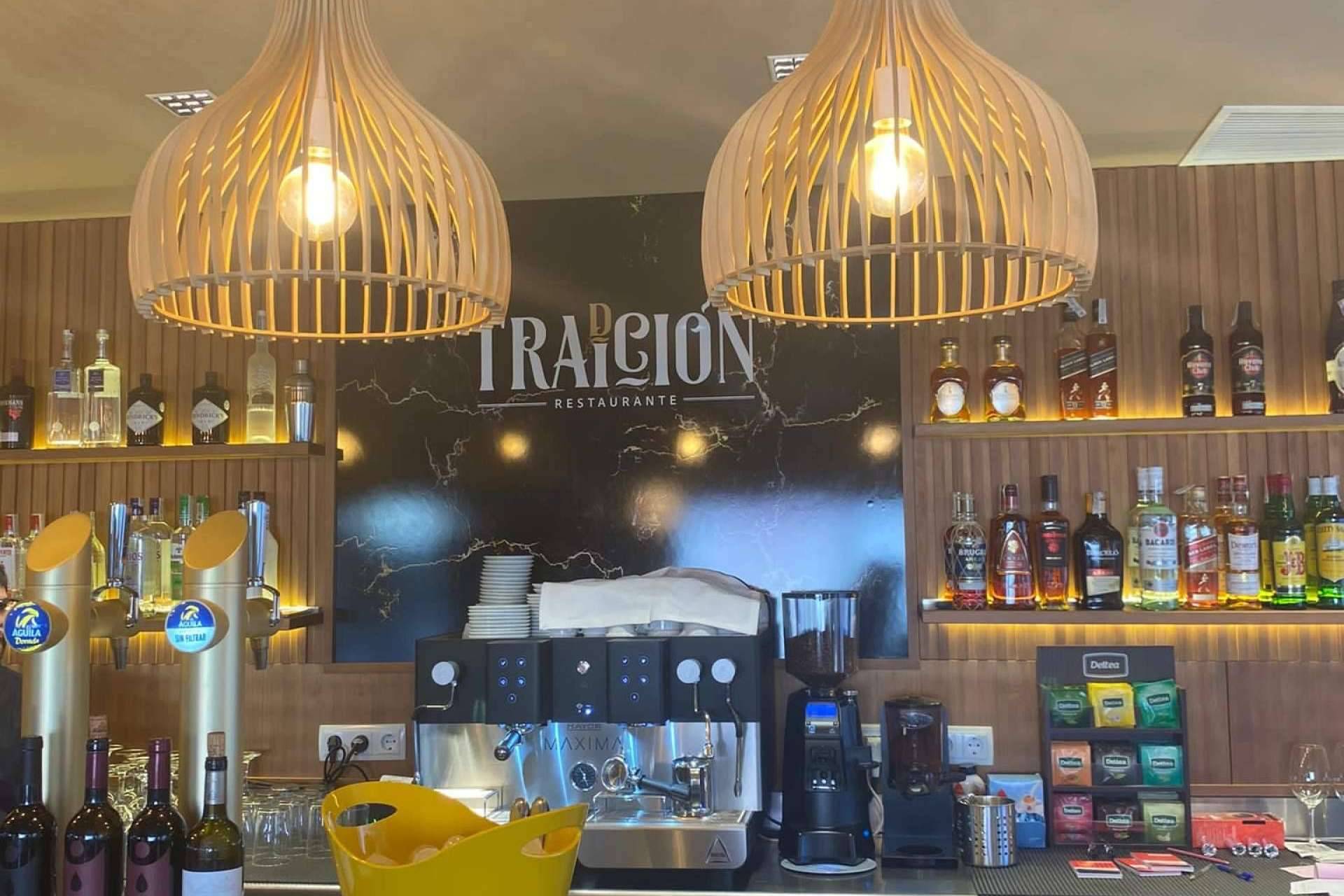 Disfrutar de gastronomía tradicional en un restaurante en Las Rozas, Madrid