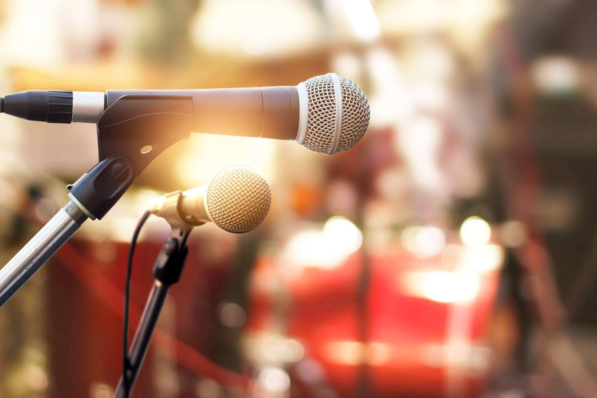 Contratar cantantes famosos para bodas con el servicio de la agencia Peculiar
