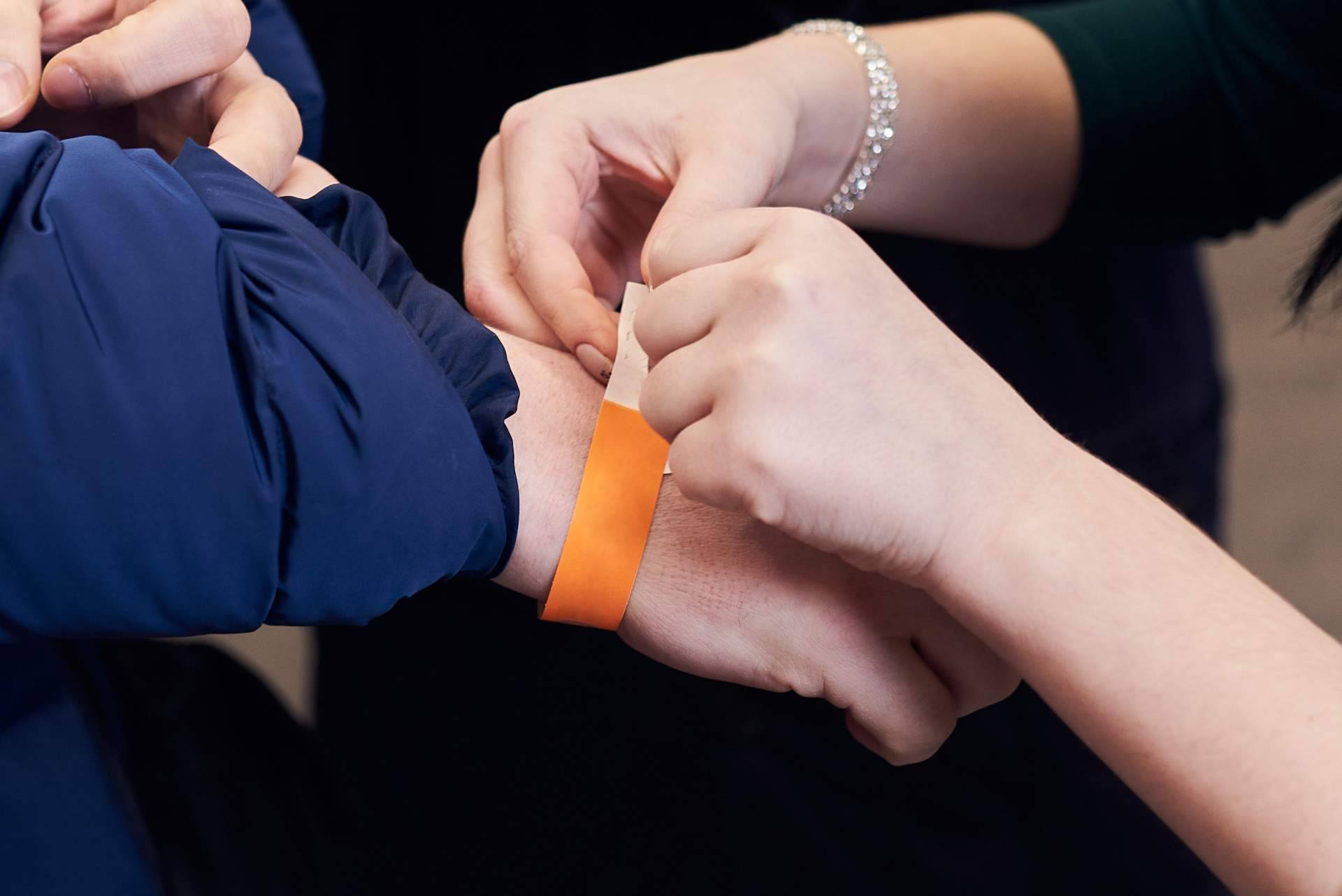 La fabricación de pulseras para eventos de Srflyer.com