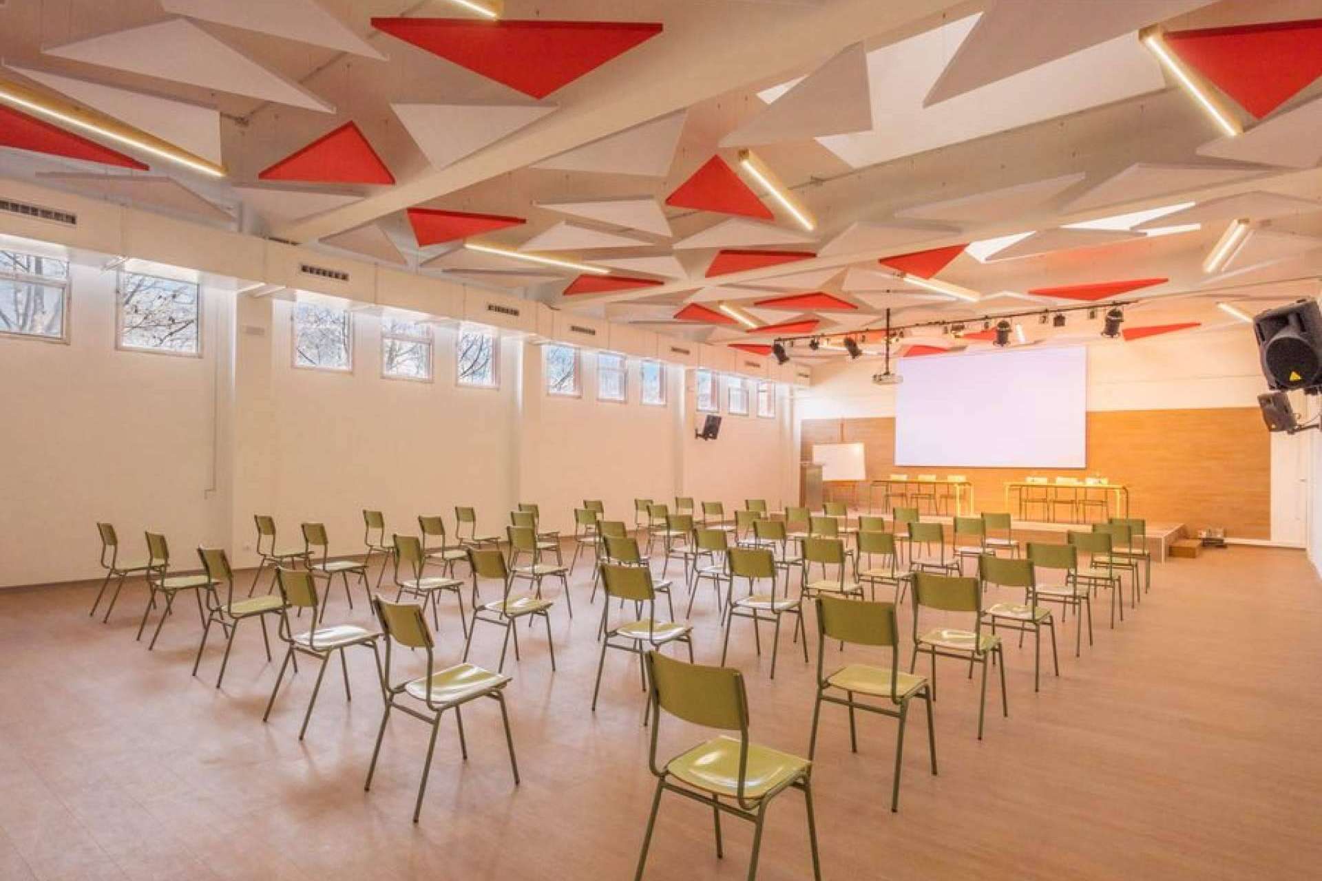 Soluciones para aumentar el bienestar acústico en los centros educativos