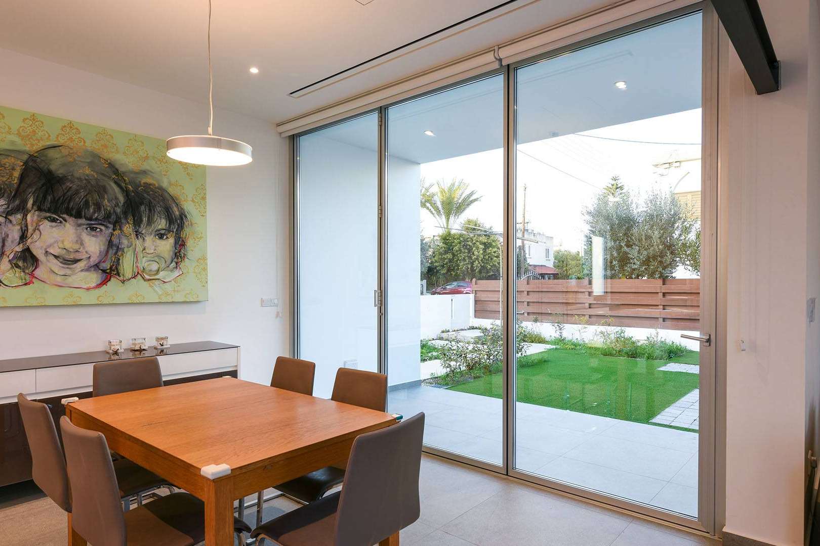 La empresa Airclos pone a disposición un amplio catálogo de puertas plegables de aluminio