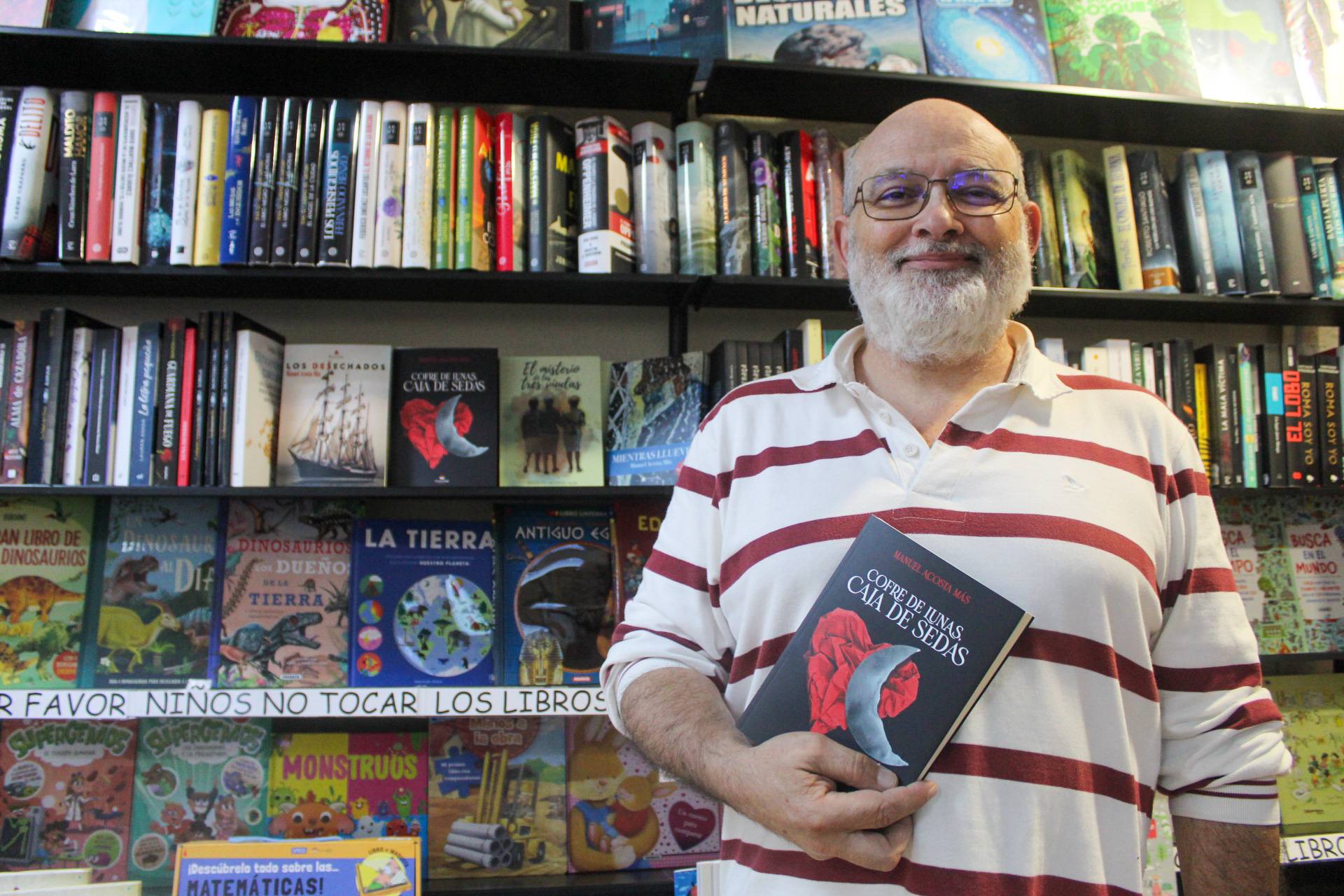 Manuel Acosta Más se dirige a los que 'luchan cada día por ser ellos mismos' a través de su libro 'Cofre de lunas, caja de sedas'