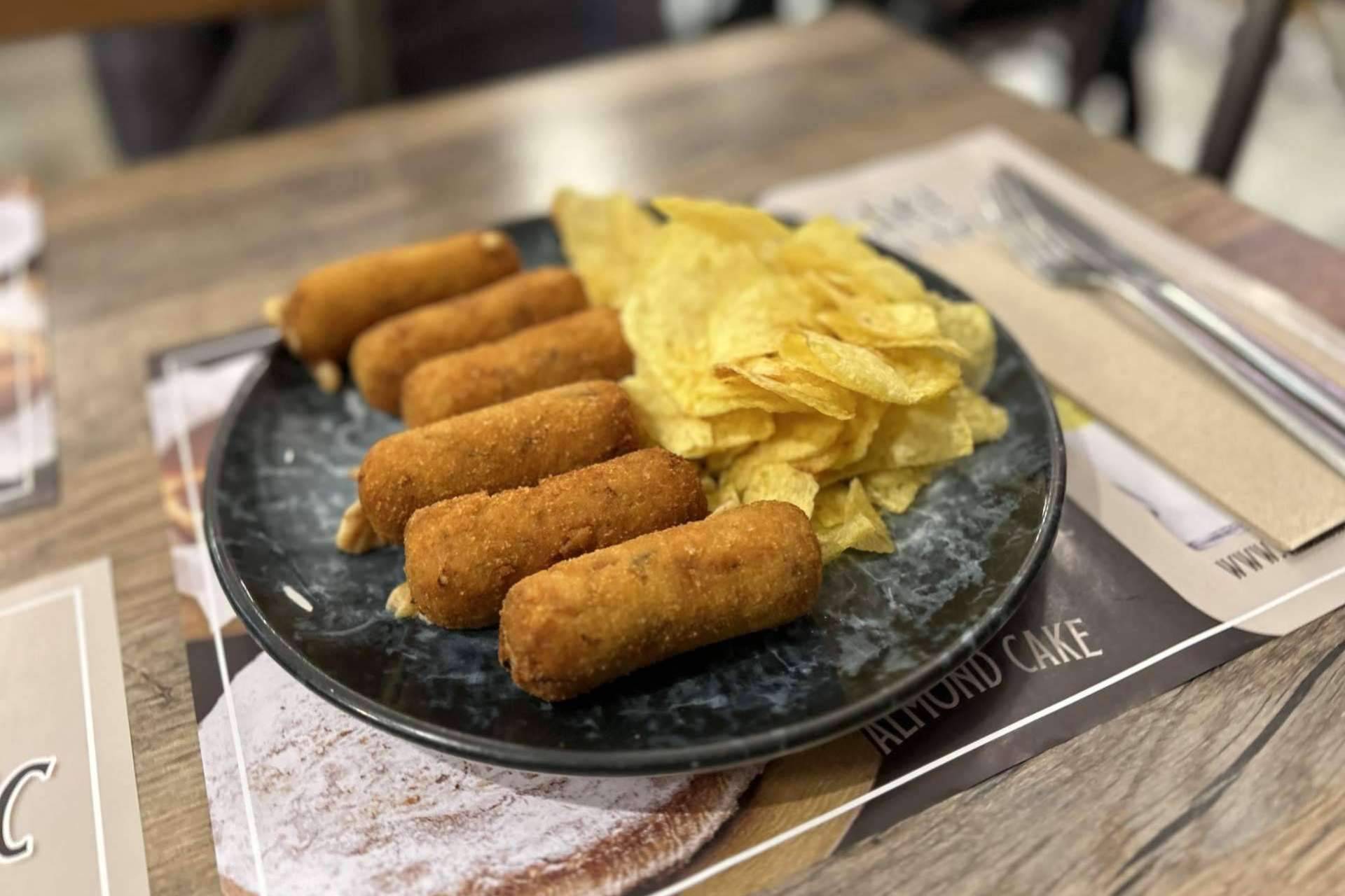Taberna La Española ofrece exquisitas croquetas y tortilla de patatas en Madrid