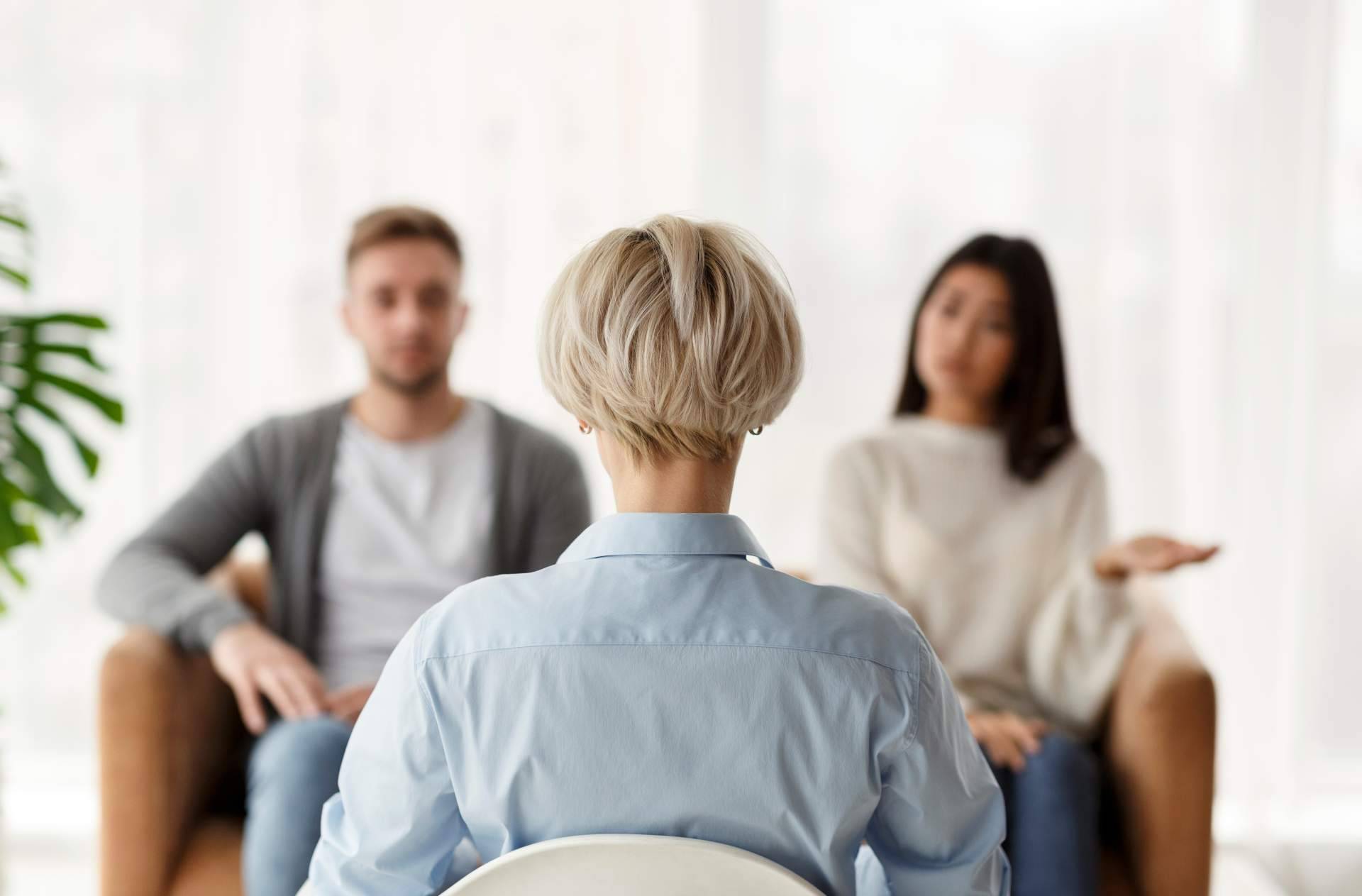 Salud Mental Online explica los efectos negativos de la emigración en la pareja