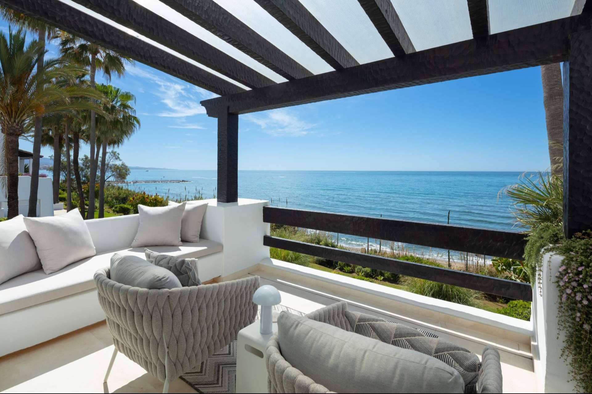 Las ventajas de tener propiedades de playa en Marbella, por Zeuthen & Company