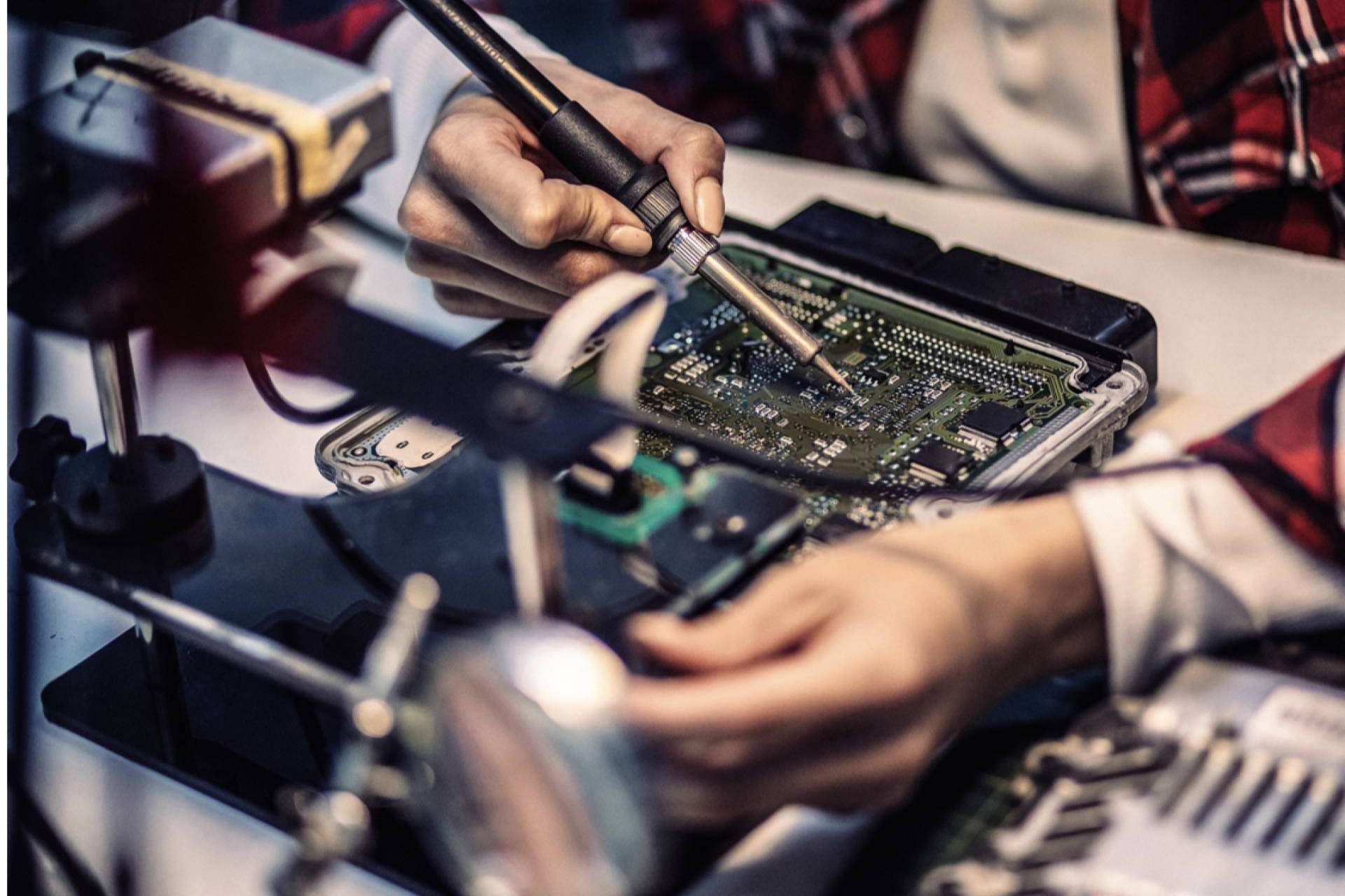 Digi-Tec ofrece cursos para talleres de electrónica de vehículos