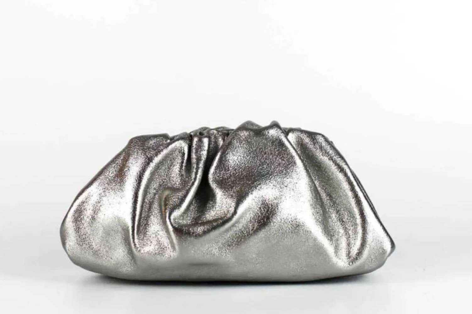 Cómo es el bolso de piel low cost inspirado en el mini pouch de Bottega Veneta que todas las estilistas quieren