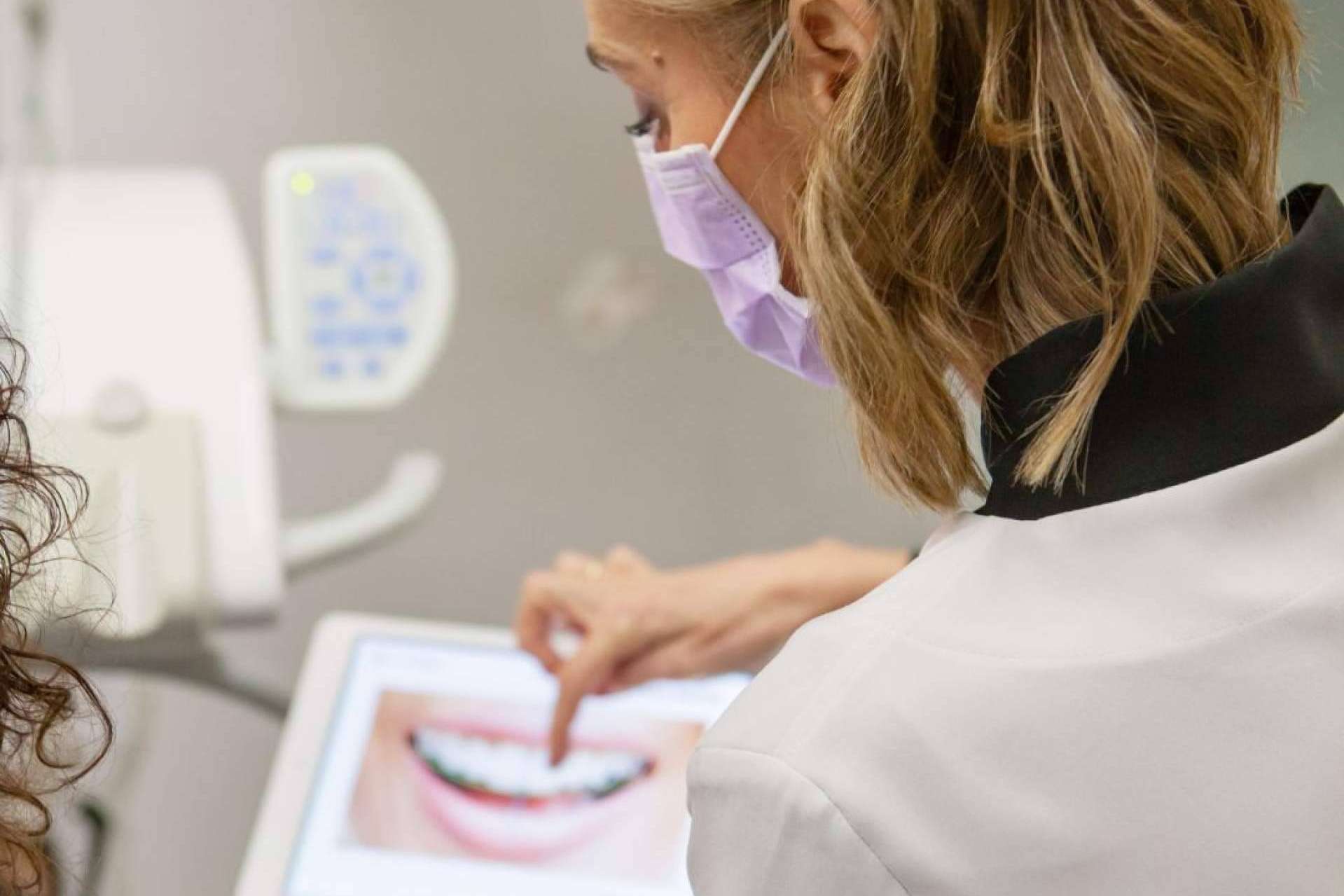 Doctora Viyuela explica qué diferencia a un ortodoncista de otro en la ortodoncia invisible con la técnica Invisalign