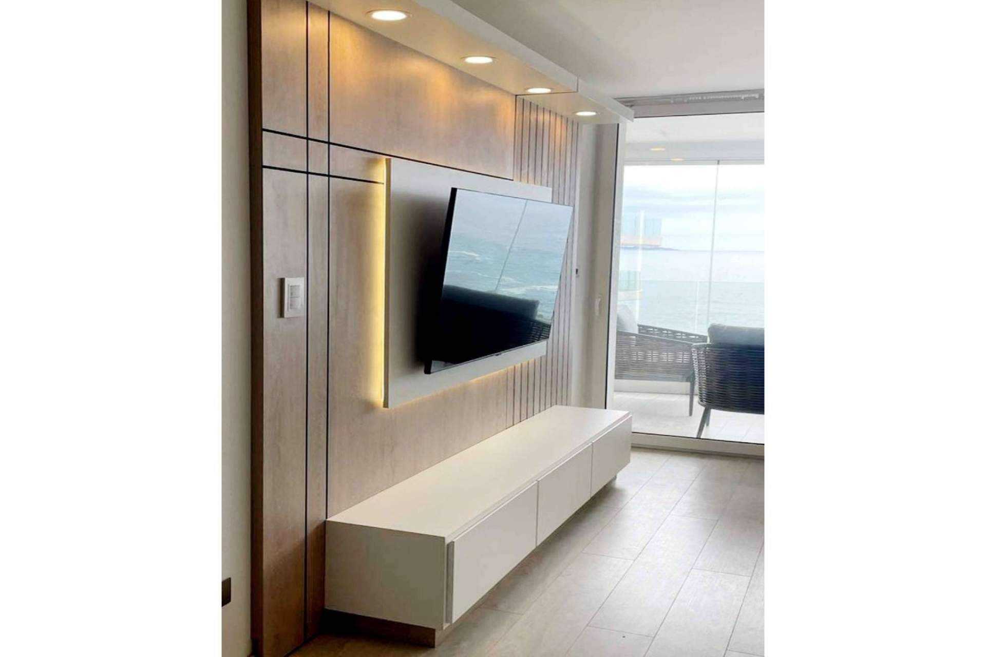 Diseño y fabricación de respaldos de cama y rack TV para espacios funcionales, con Webdecor