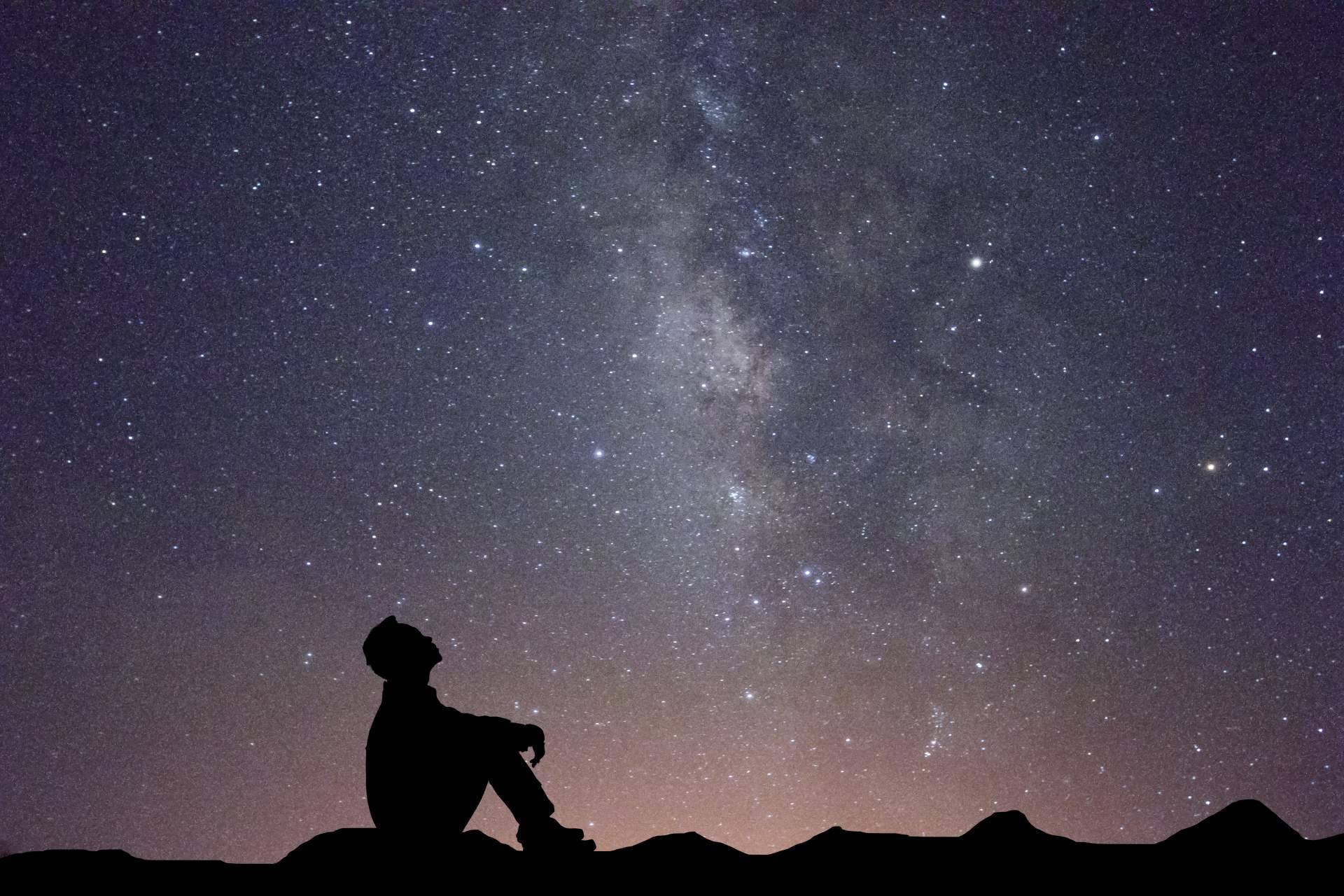 Despedirse de los seres queridos con globos que llegan al cielo y a las estrellas, por Universalglob