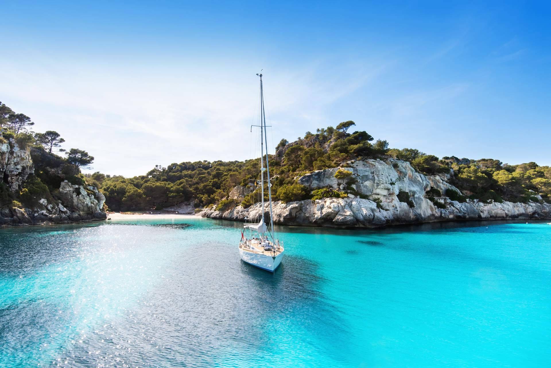 Excursiones en barco Menorca para descubrir la isla, con Mar en Calma