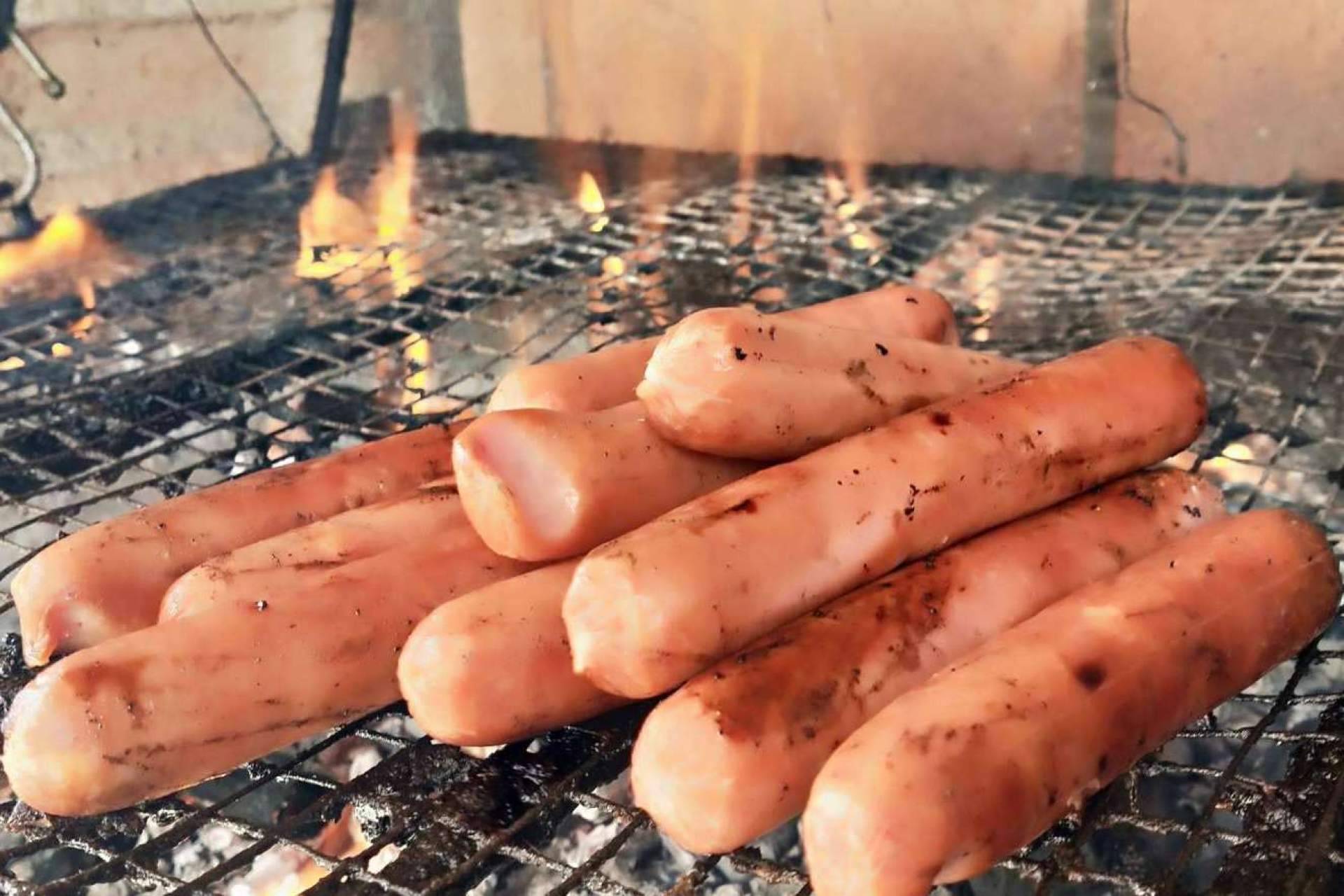 Salchicha ranchera colombiana que enamora a comensales de España y Europa, elaborada por D´Carnilsa