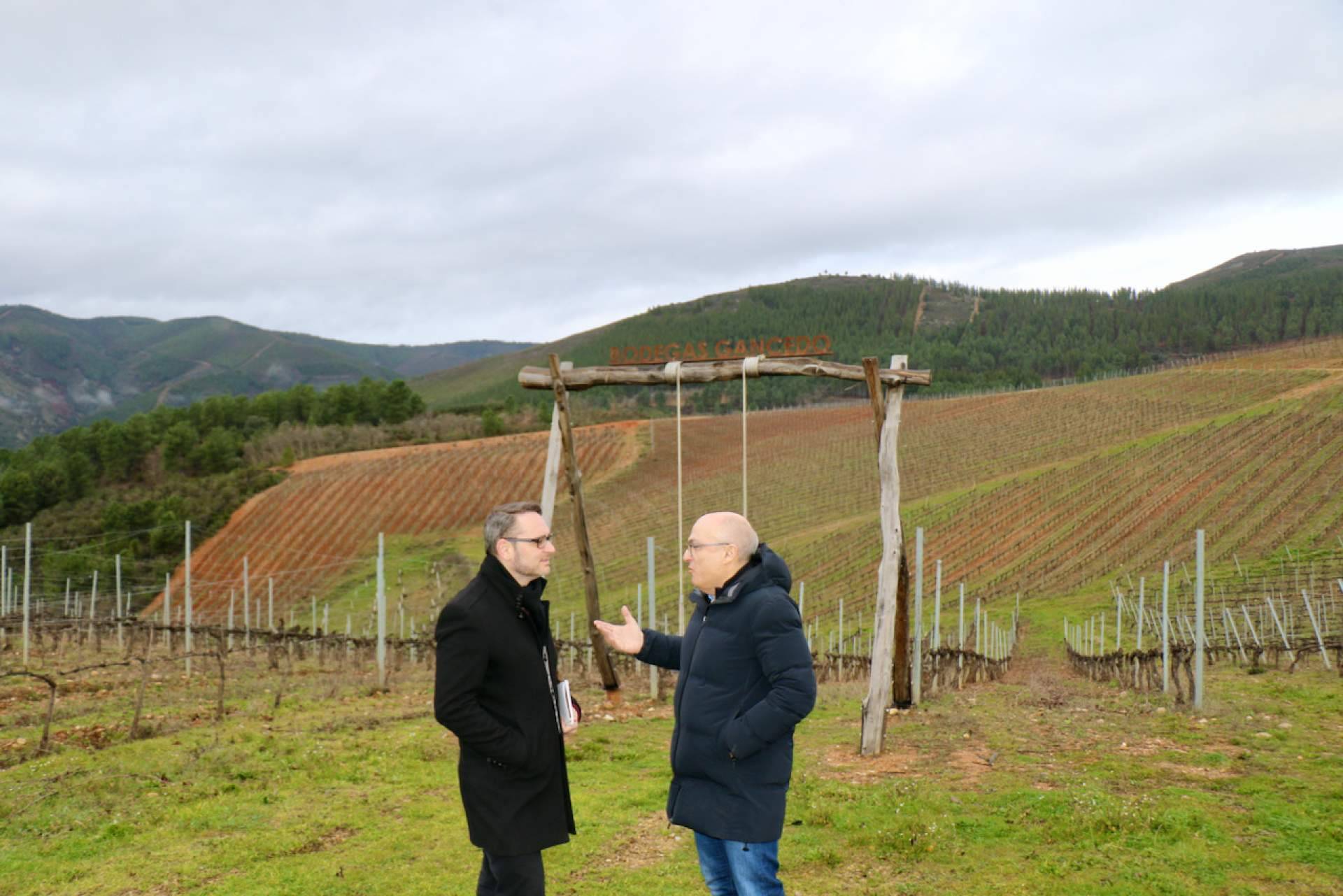 Agustín Trapero, Mejor Sumiller Español del Año 2023, recorre los viñedos del Bierzo con Gancedo