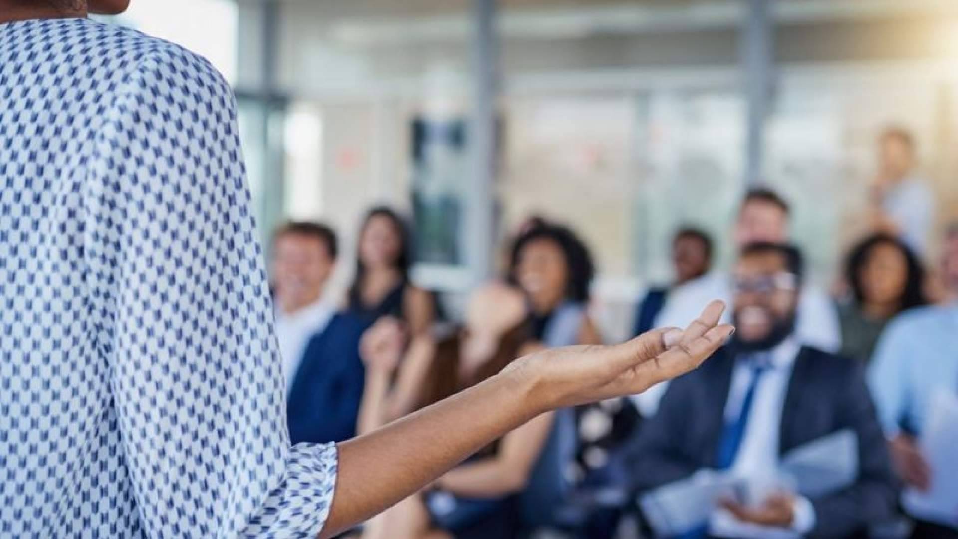 Hablar en público con confianza y carisma. Consejos de expertos para mejorar