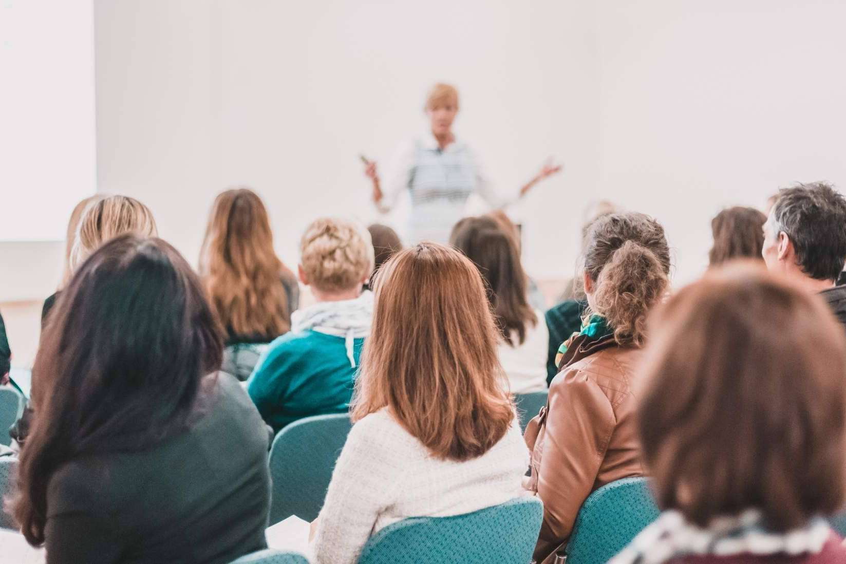 Conocer el curso de Coaching Educativo y Liderazgo Emocional para la Mejora del Aprendizaje en el Aula de AFOE
