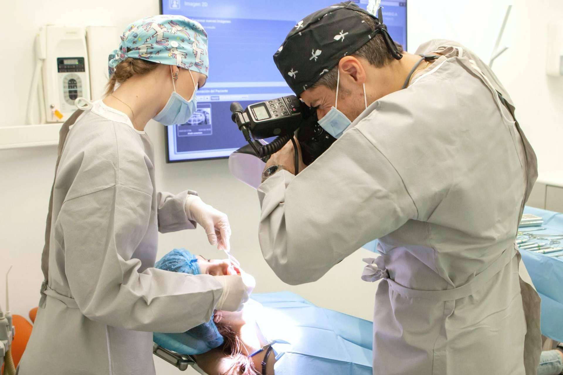 Clínica Dental Ruiz de Gopegui explica cómo evitar la periimplantitis