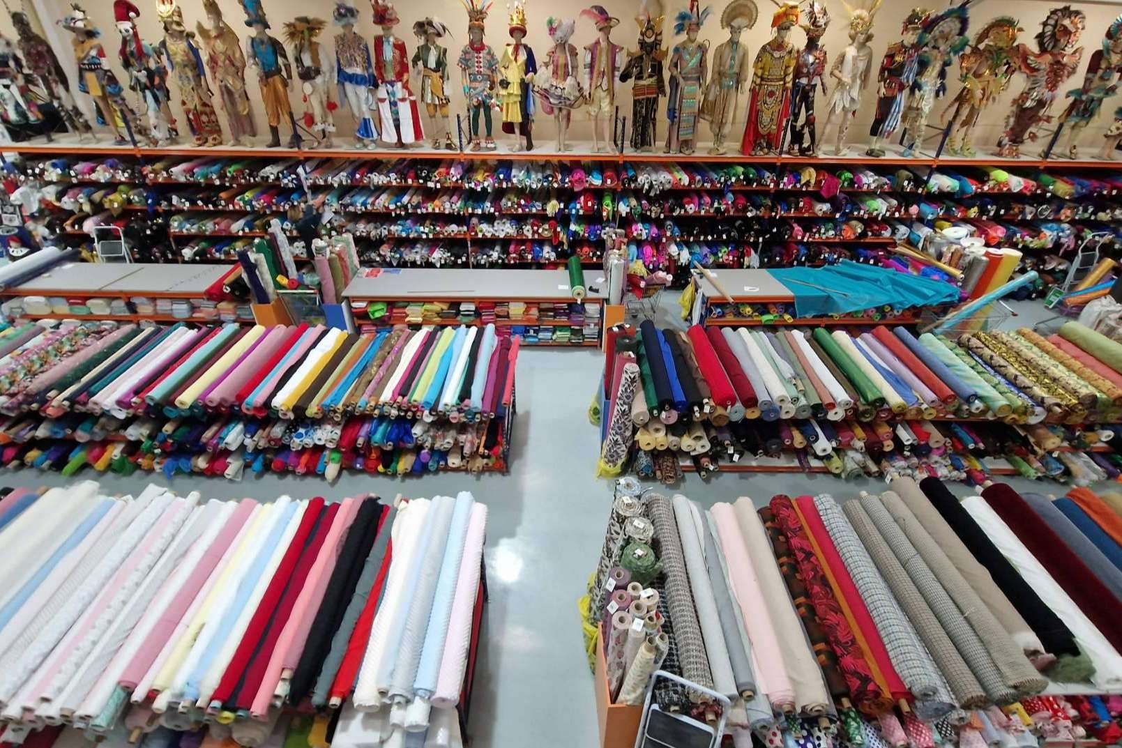 Casa Ángel, la tienda que ha estado presente en el nacimiento y crecimiento de los carnavales en España