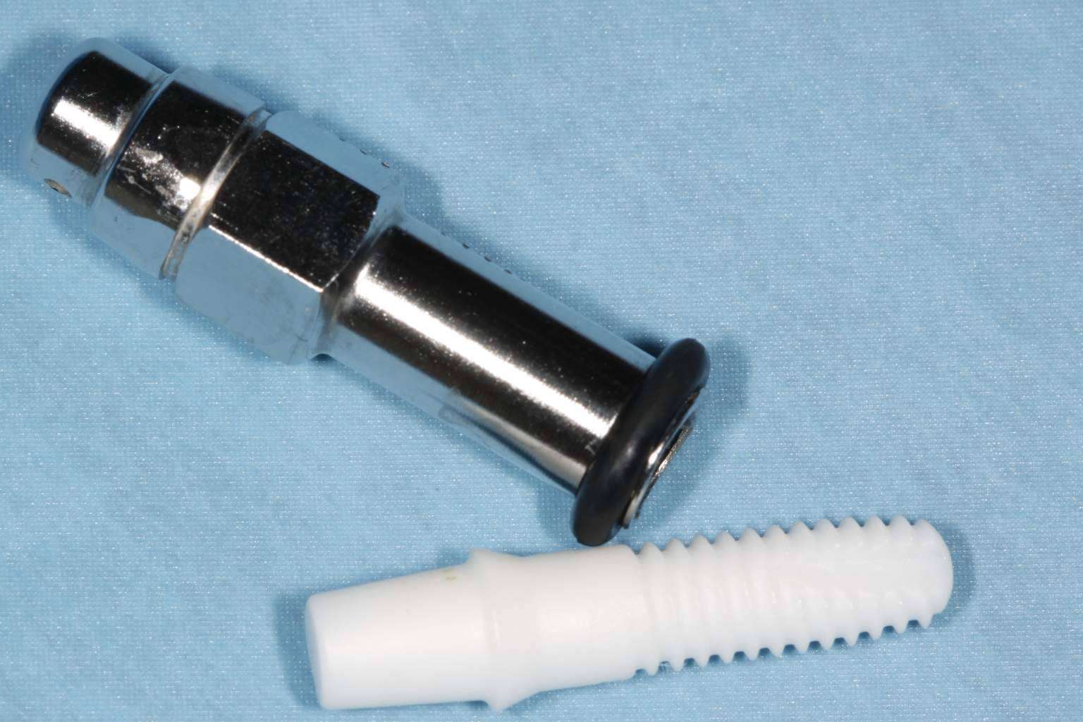 Los especialistas en recuperar la sonrisa y la salud bucodental con implantes dentales cerámicos de Clínica Biorigenera