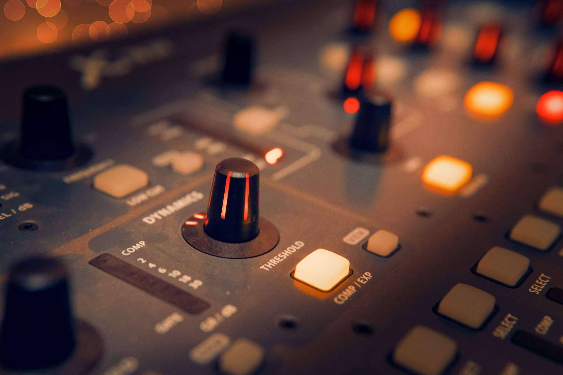 Escuchar, ver y conectar; el procedimiento creativo en la traducción audiovisual