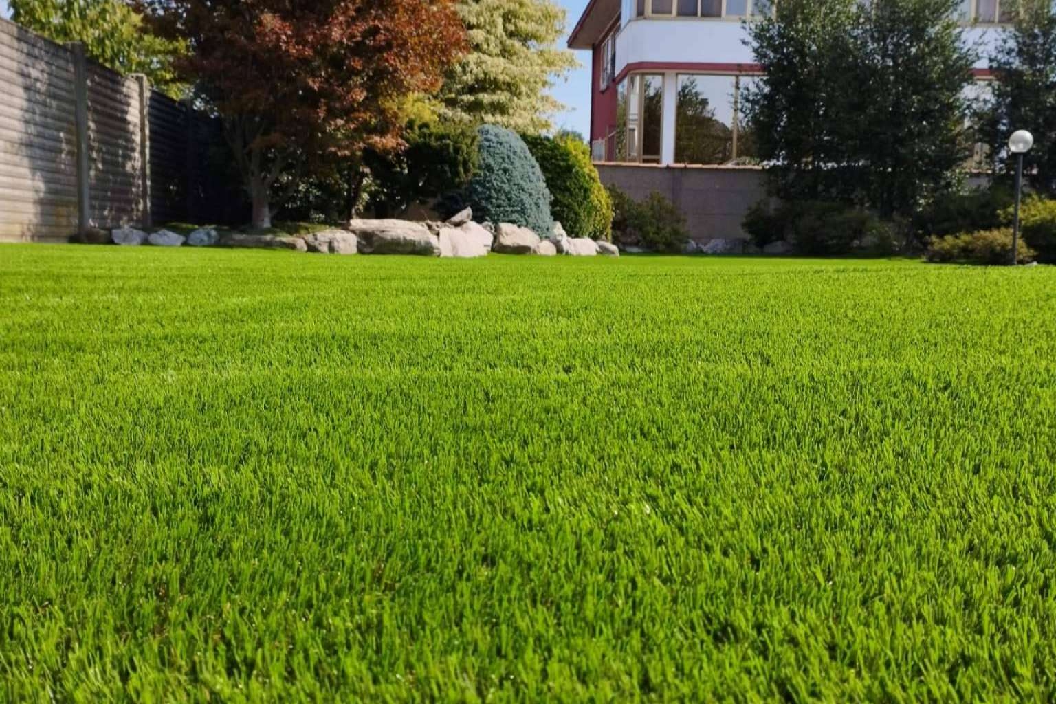 Albergrass ofrece una amplia variedad de modelos de césped artificial de procedencia 100 % española