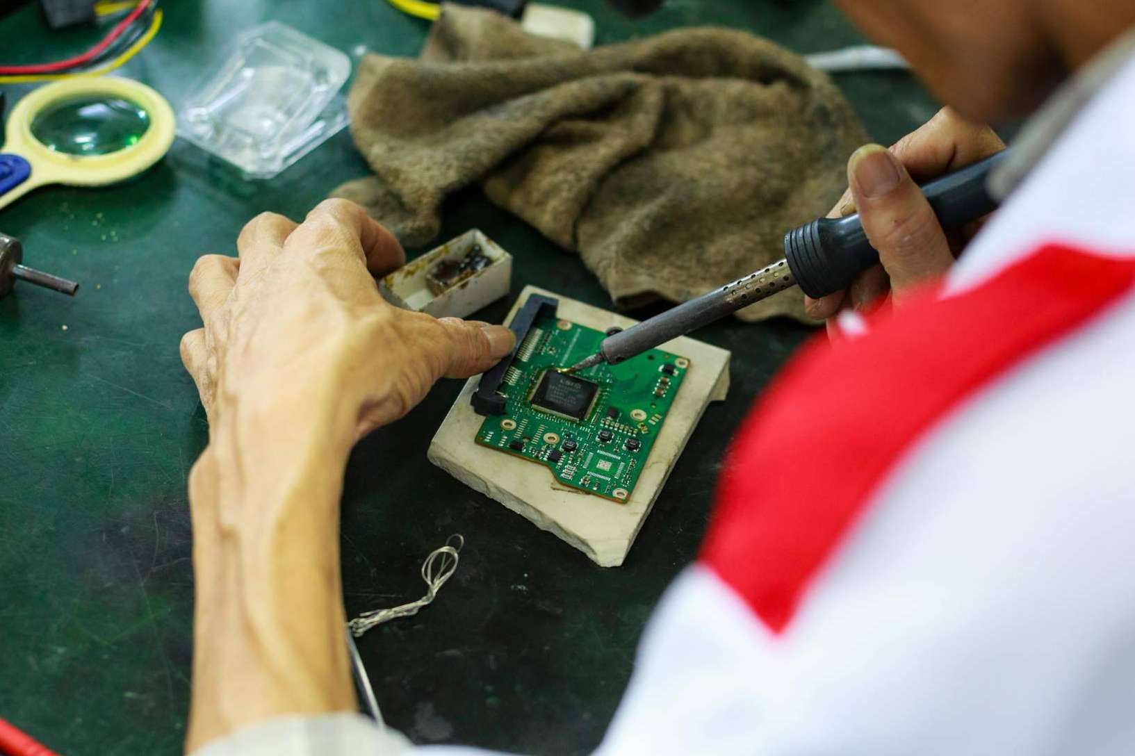 Cireval Electrónica cuenta con especialistas en la fabricación de PCB y montaje de componentes para todo tipo de producciones