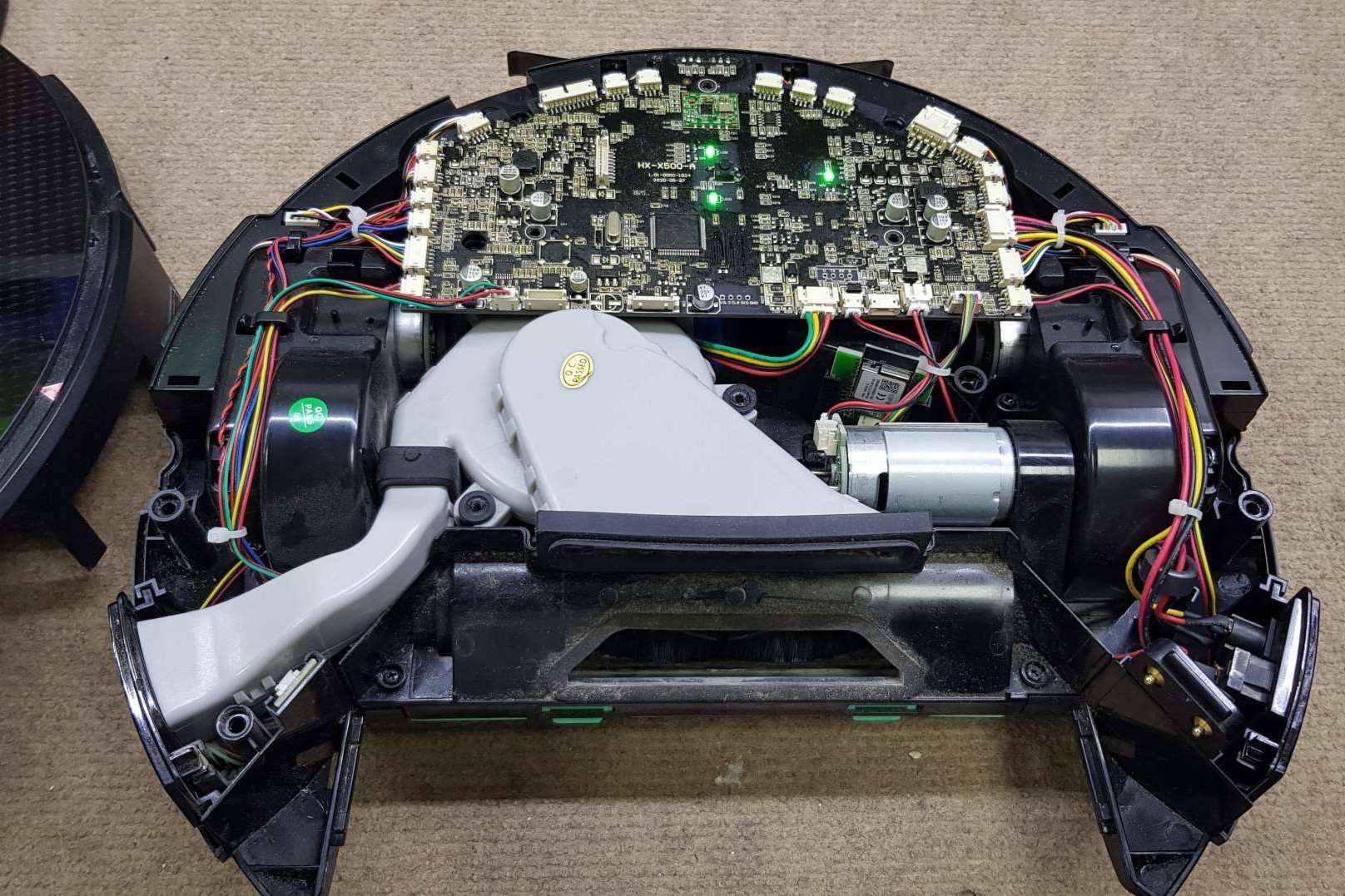 Evitar averías con una limpieza semanal del robot aspirador, el consejo de Sator Electrónica
