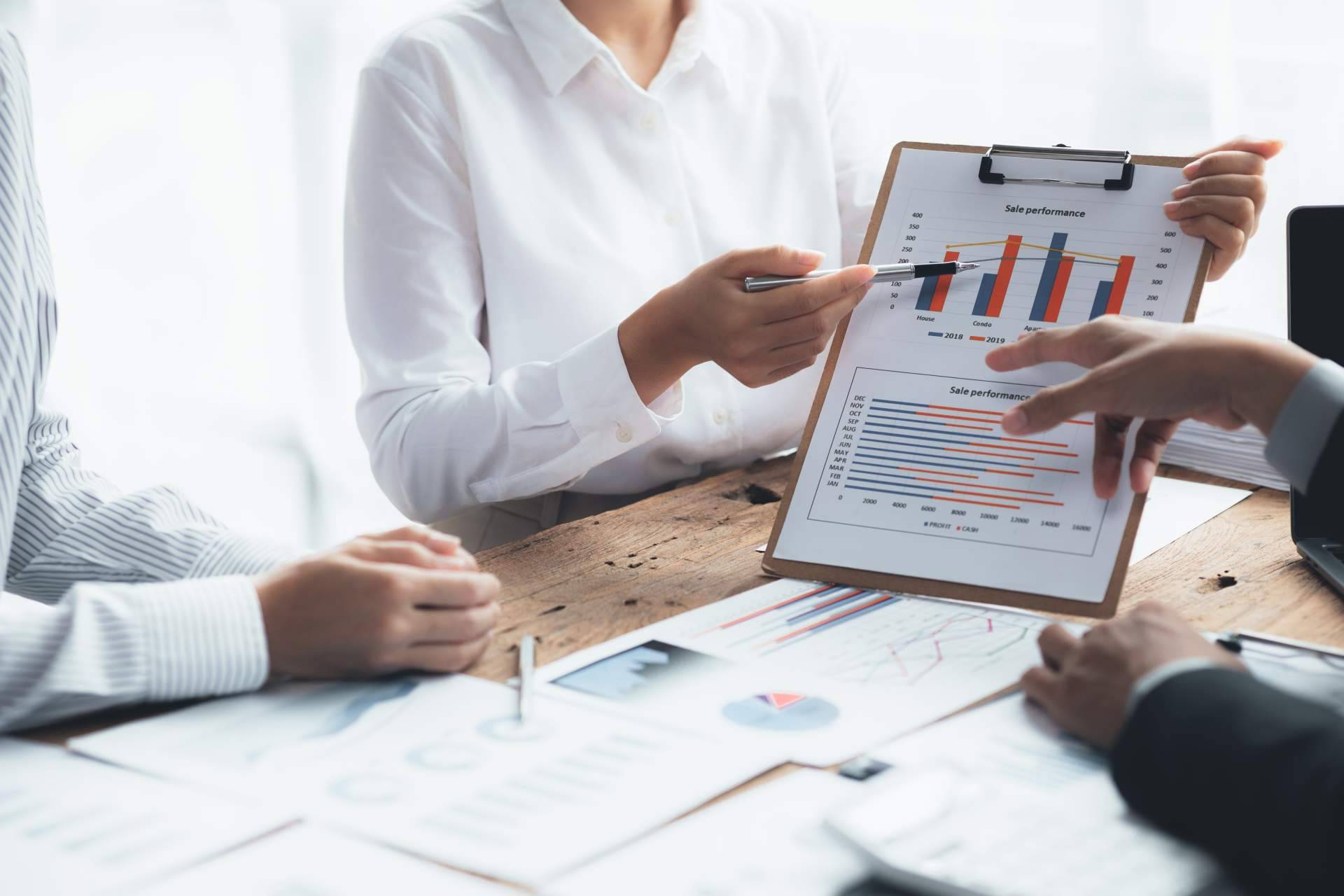 ¿Por qué el trabajo híbrido es clave para la eficiencia financiera según directores financieros?