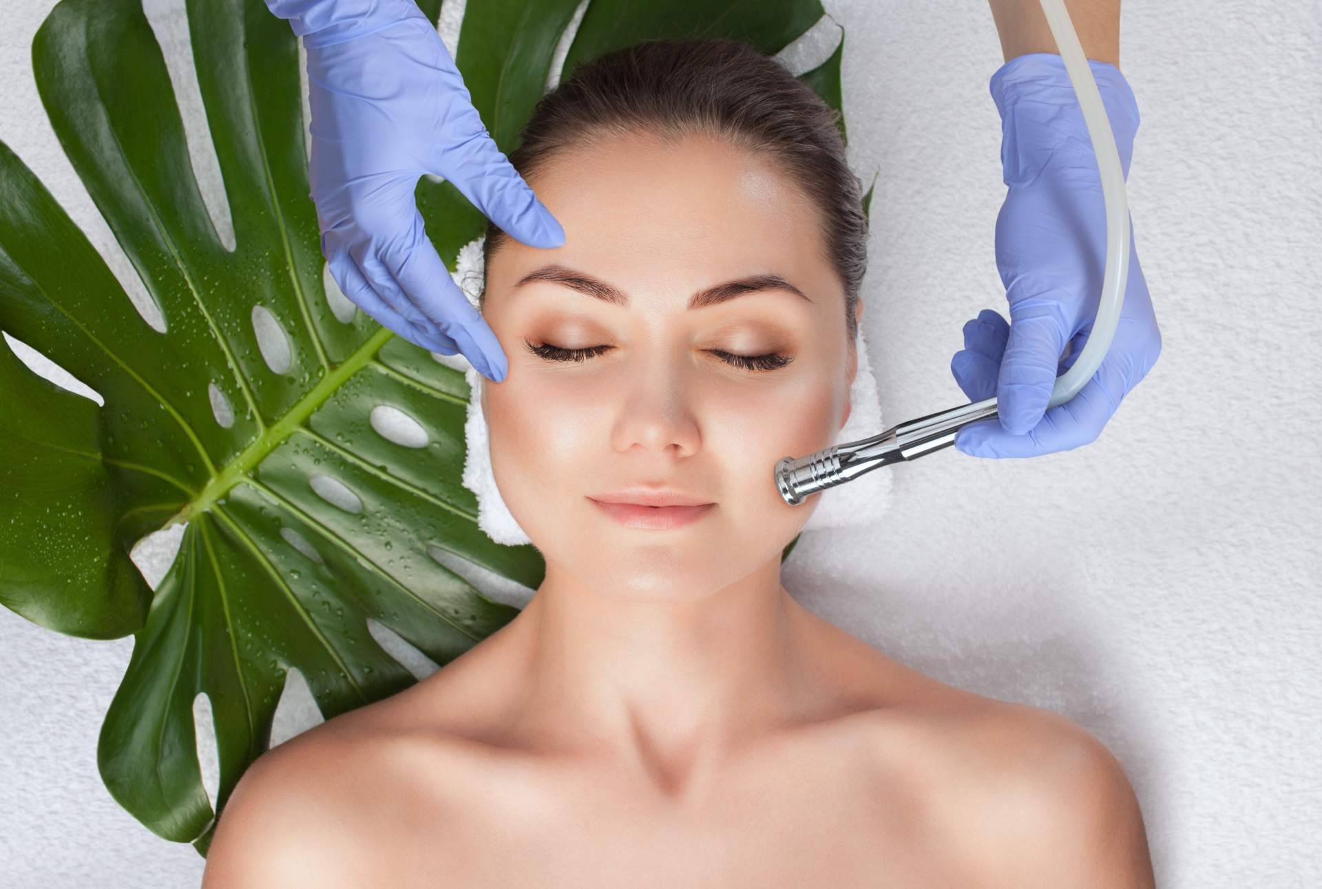 Cuidar la piel usando los tratamientos de oxigenoterapia y microdermoabrasión de G&G Beauty