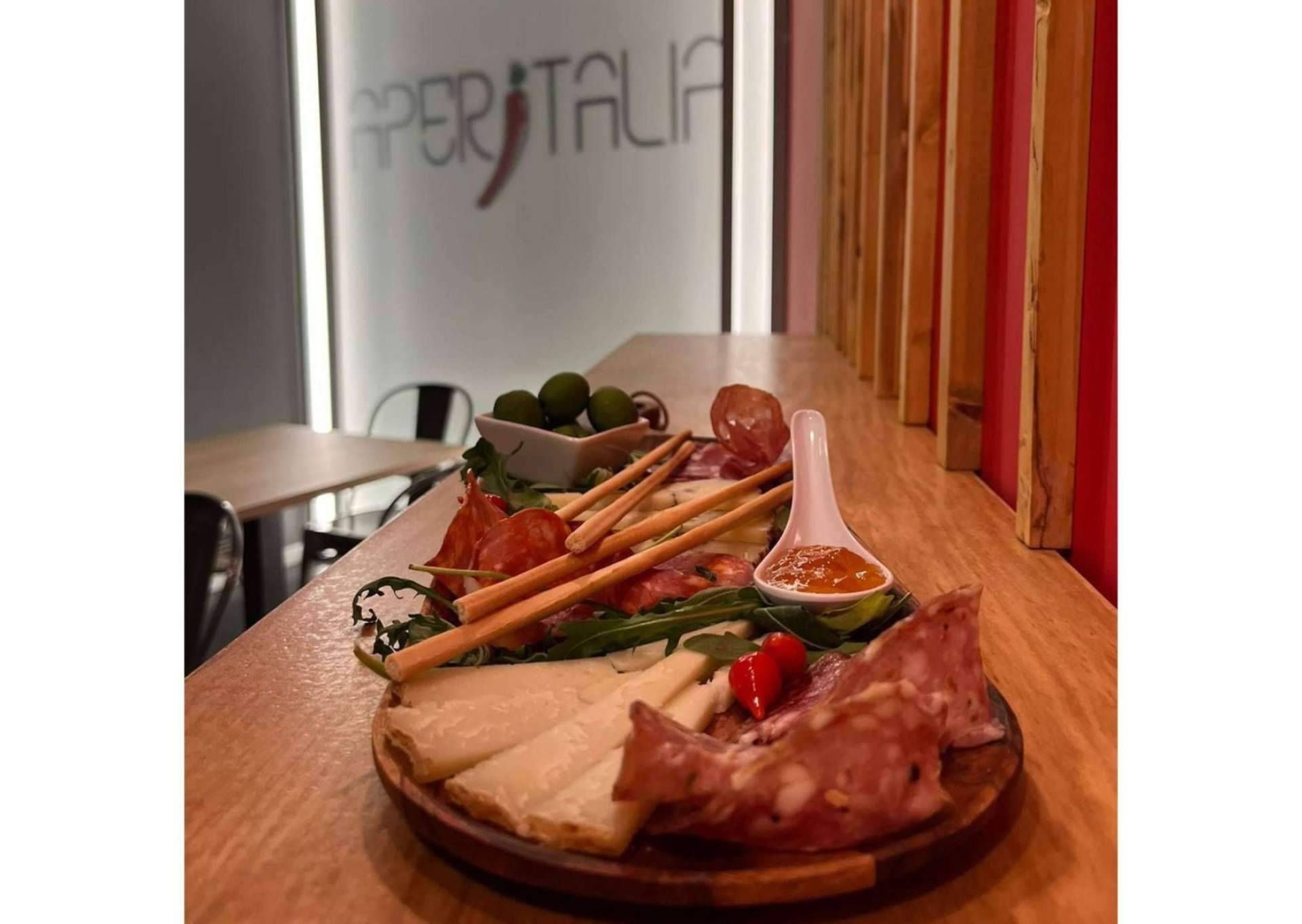 La experiencia de degustación y maridaje entre el vino italiano y las tablas de embutidos y quesos, de la mano de Aperitalia