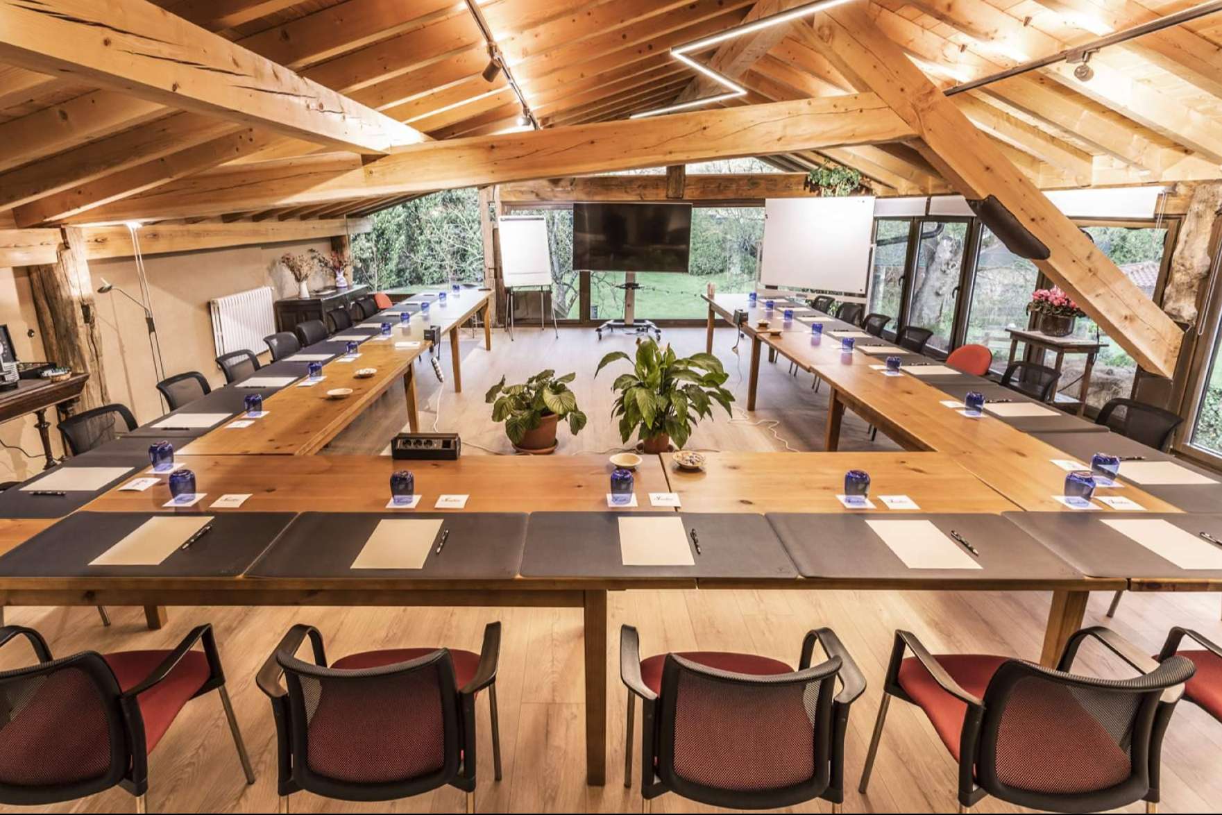 Los amplios salones de reuniones dotados con instalaciones modernas de Jesuskoa
