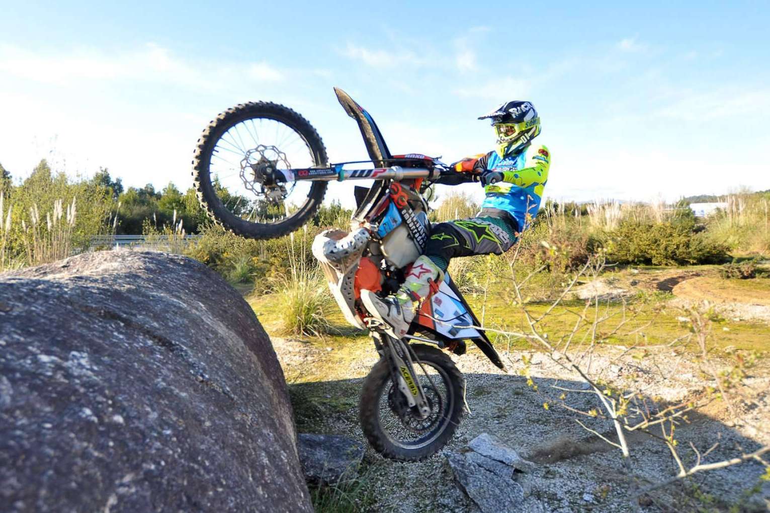 ADHESIVOSEMBARRADOS ofrece plásticos y adhesivos para motos offroad
